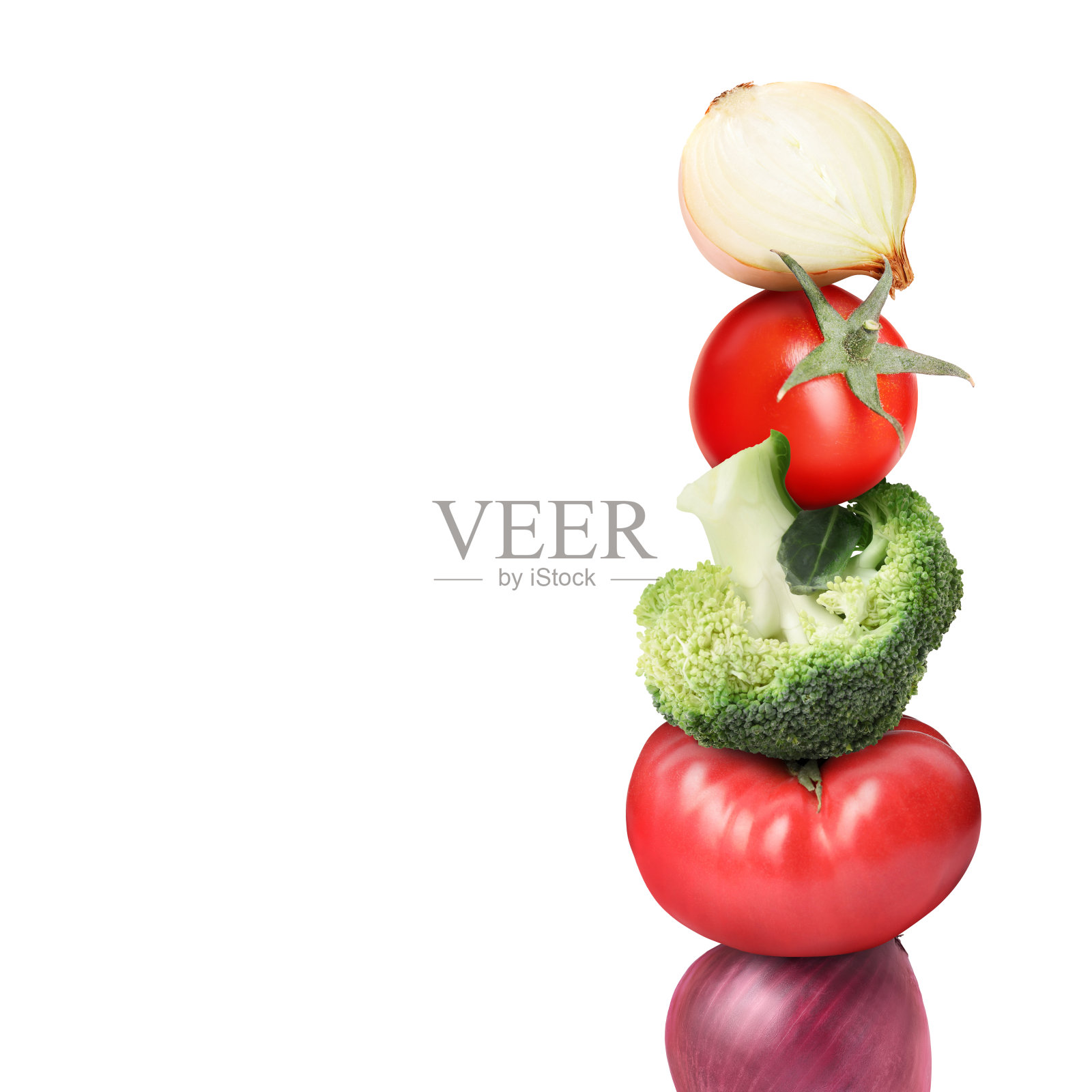 在白色背景上堆放不同的新鲜蔬菜照片摄影图片