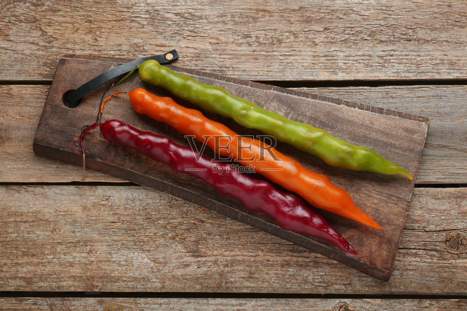 木质桌子上的美味的，甜甜的教堂烤饼，俯视图照片摄影图片