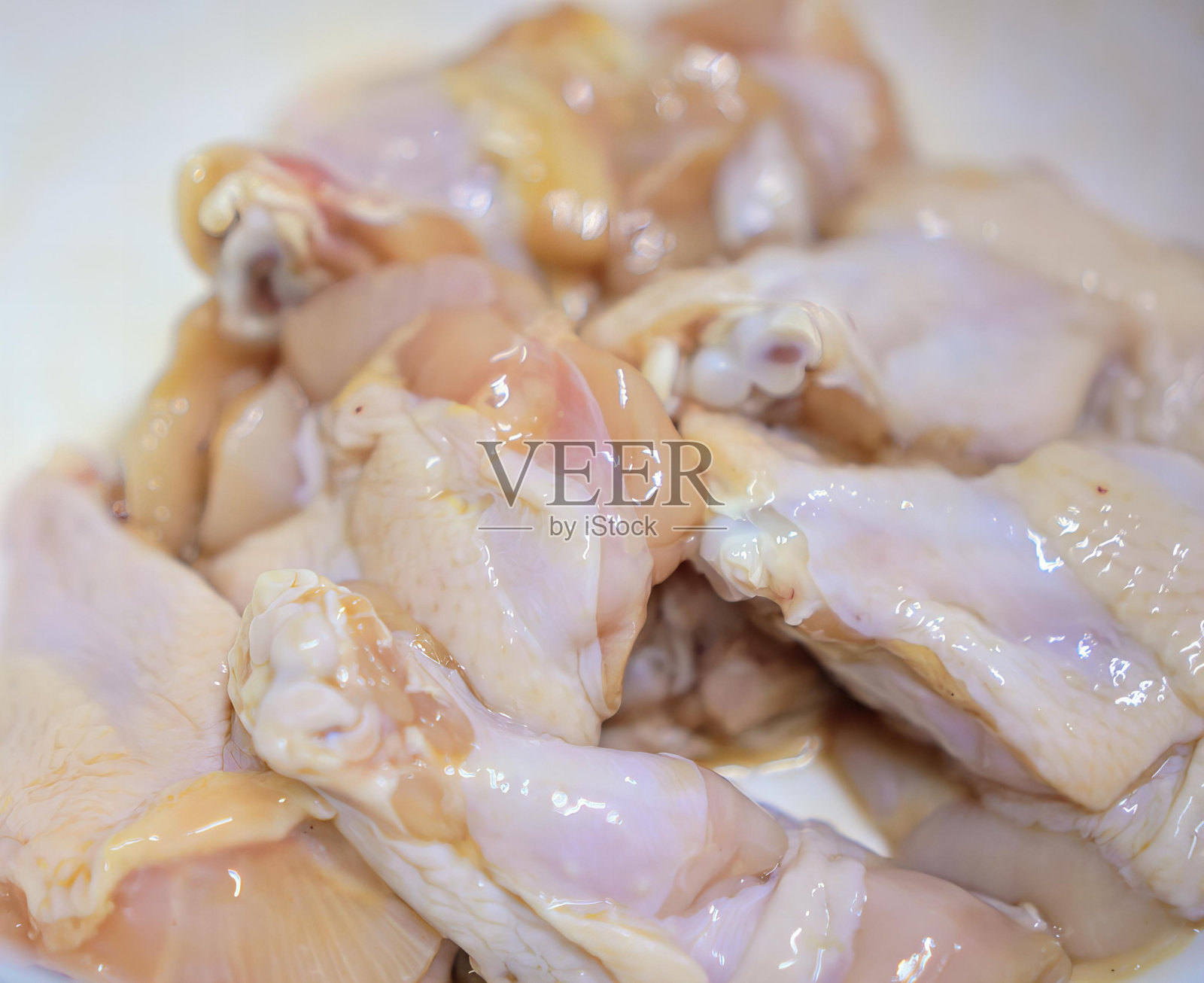 鸡腿和鸡腿在碗里。照片摄影图片