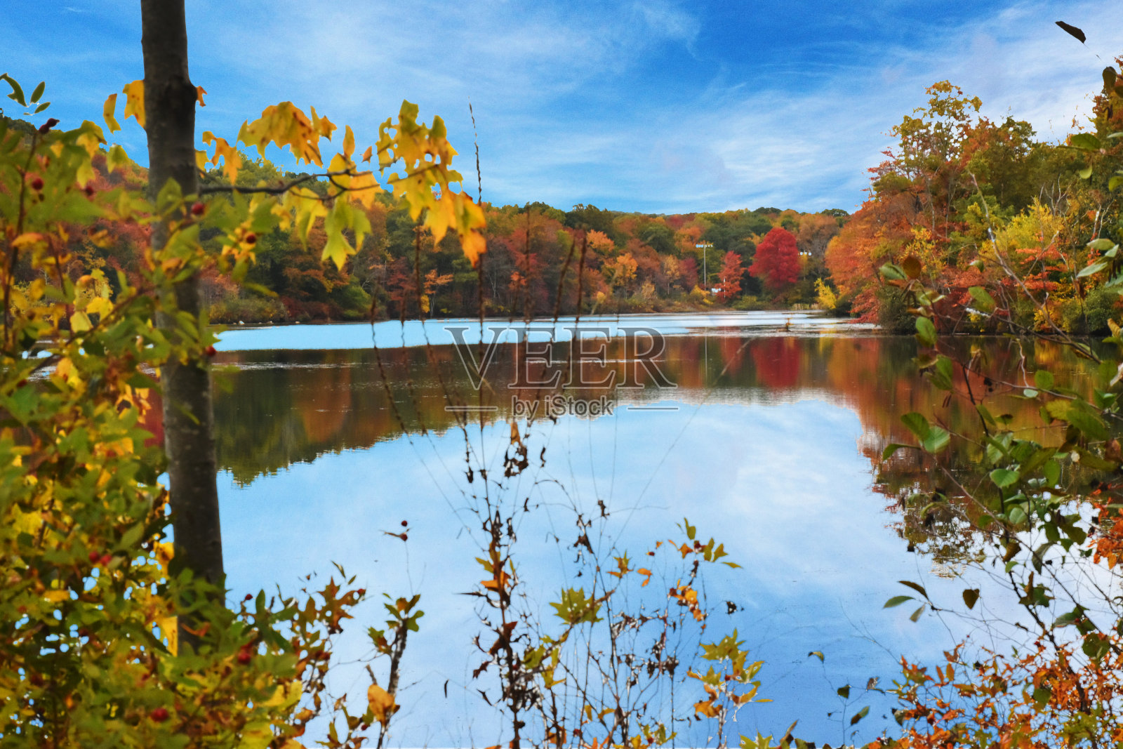 秋山映湖照片摄影图片