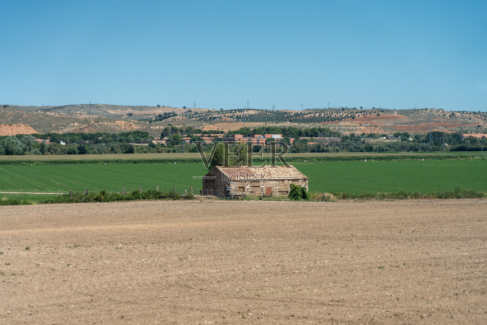 西班牙农田里存放农具的老房子照片摄影图片