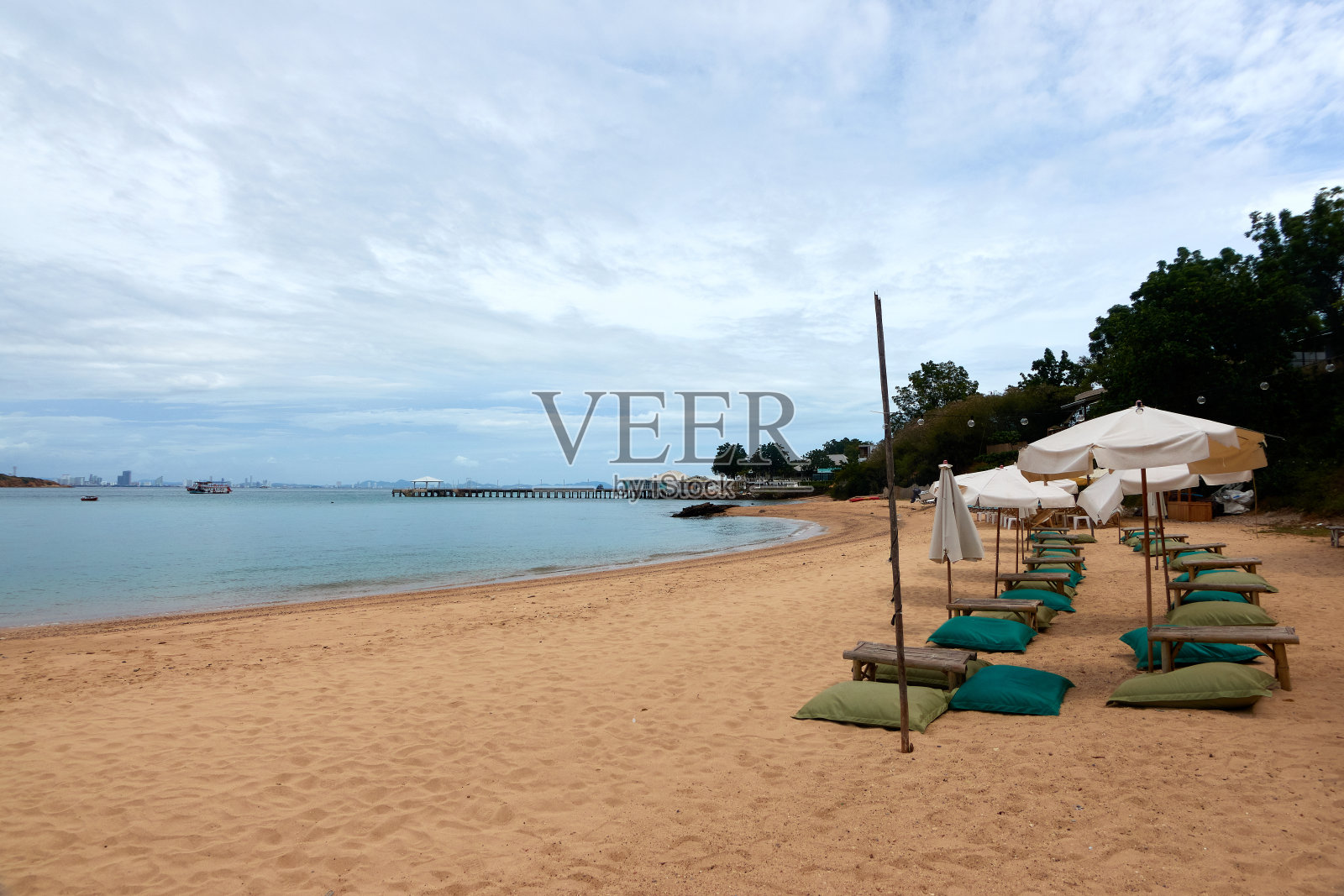 海边沙滩景观配沙滩伞和沙滩椅。照片摄影图片