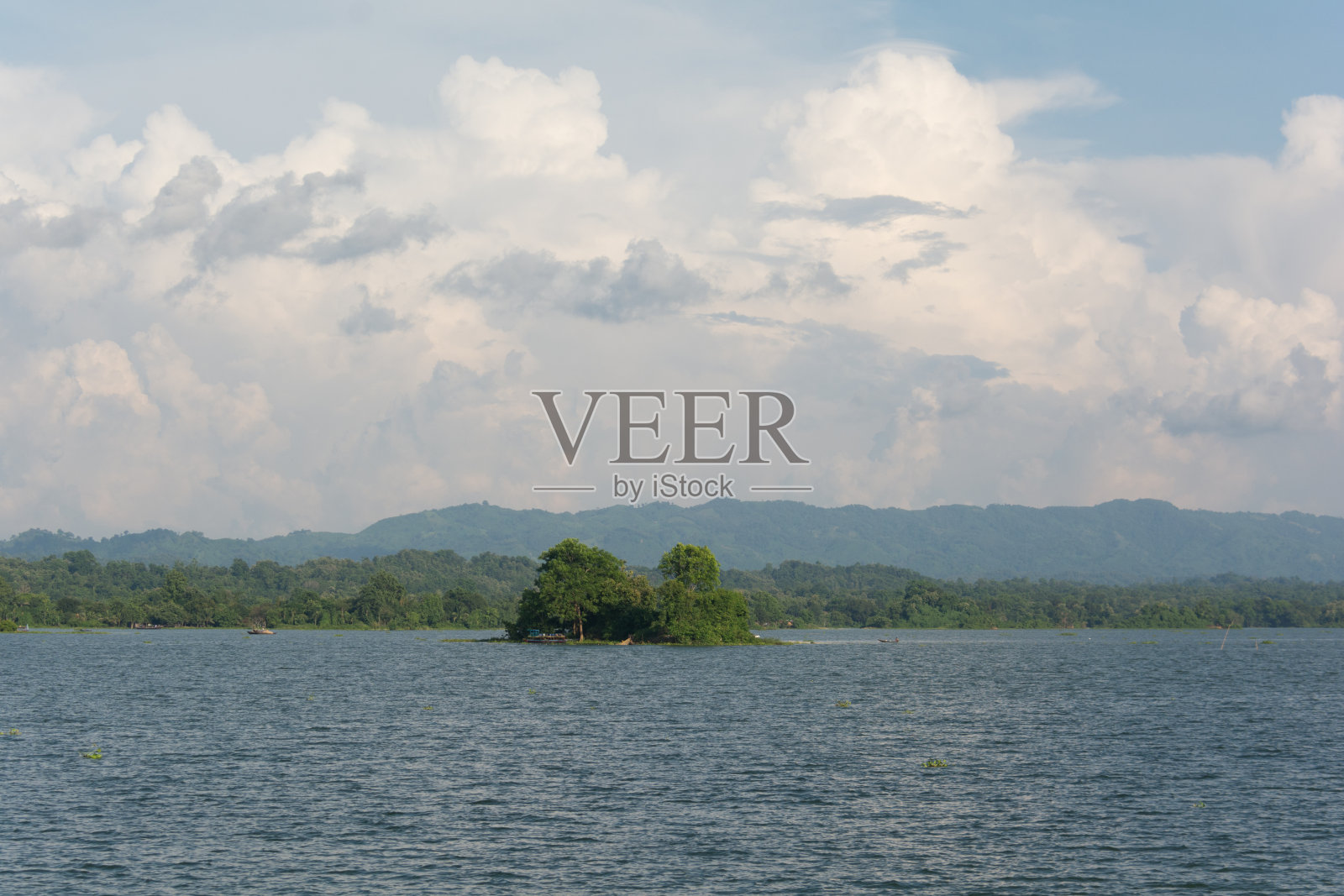 美丽的Kaptai湖被壮丽的绿色山丘和水上艺术的天空所环绕，孟加拉国的兰加马蒂照片摄影图片