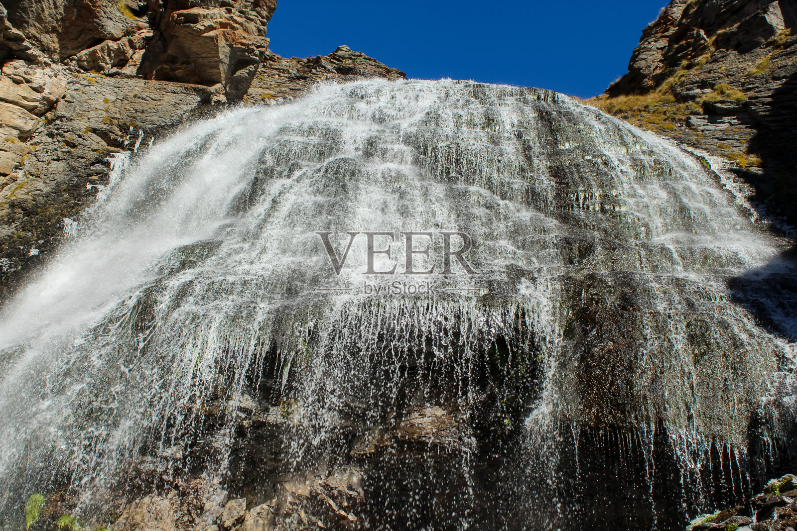 厄尔布鲁士地区大气和多汁的山地景观与暴风雨瀑布照片摄影图片