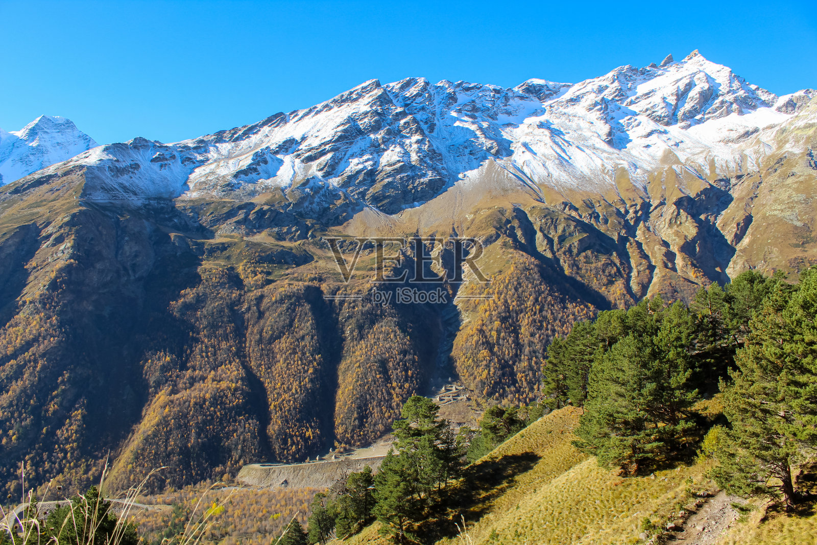 田园风光和高山雪峰在俄罗斯的一个山谷照片摄影图片