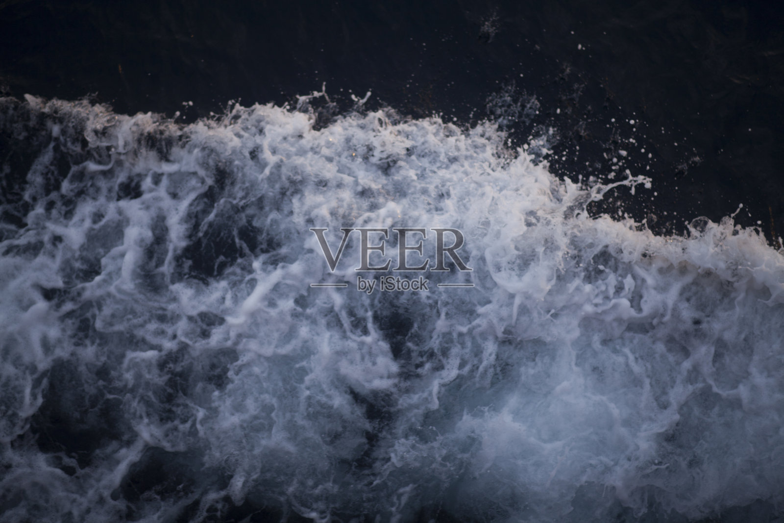 深蓝色的暴风雨海水表面有白色的泡沫和波浪图案，背景照片纹理照片摄影图片