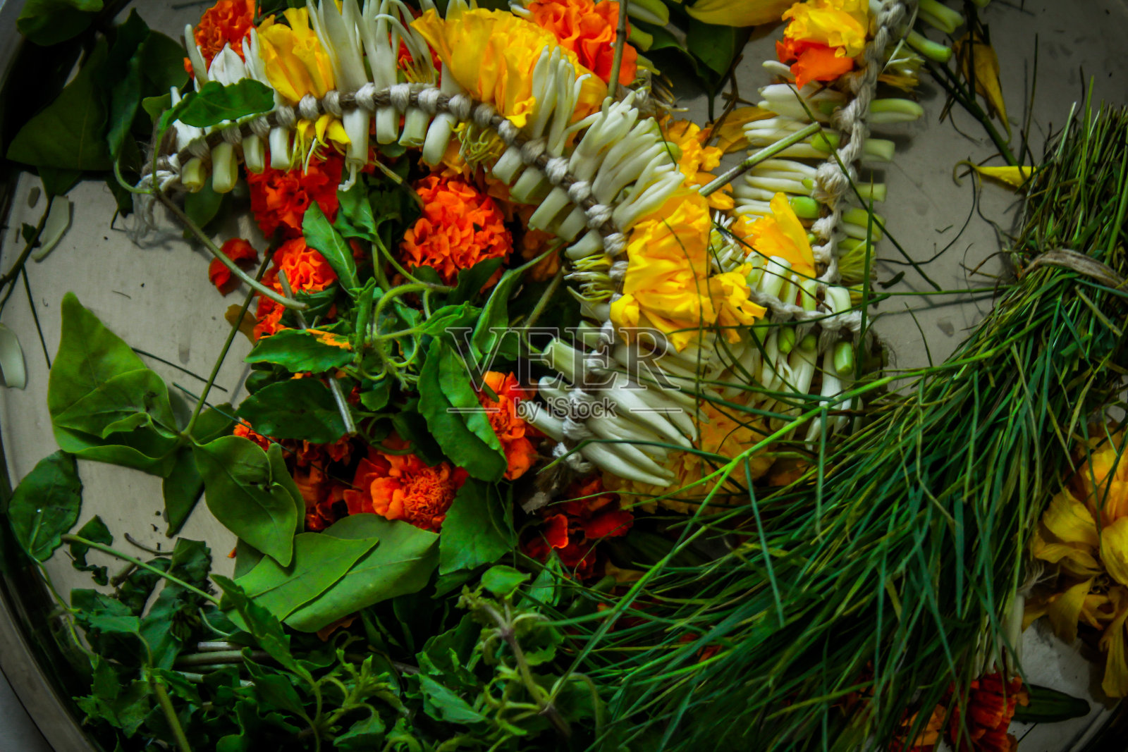 花环，树叶和花朵照片摄影图片