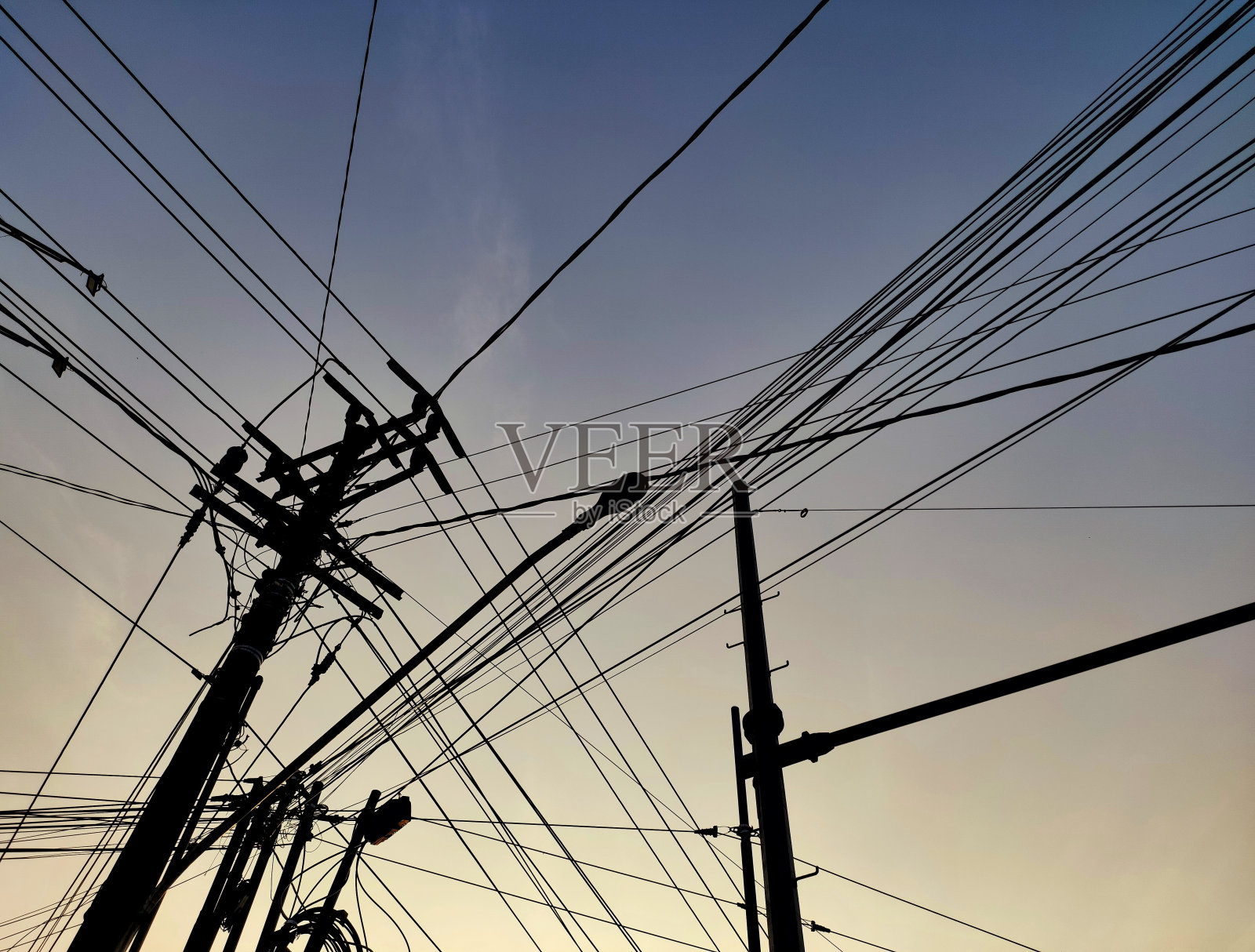 不规则电缆和电线杆照片摄影图片