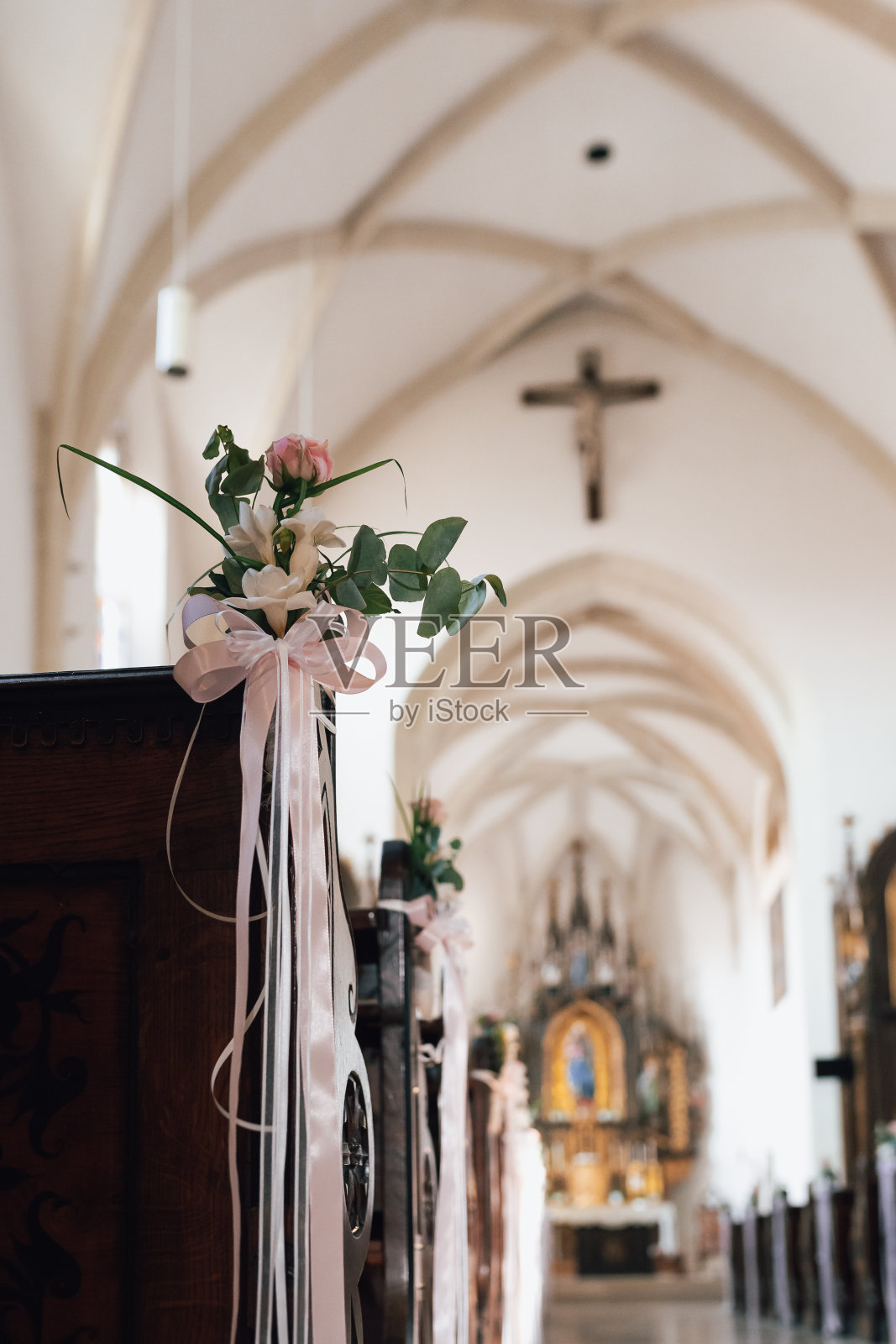 为婚礼而装饰的老教堂照片摄影图片