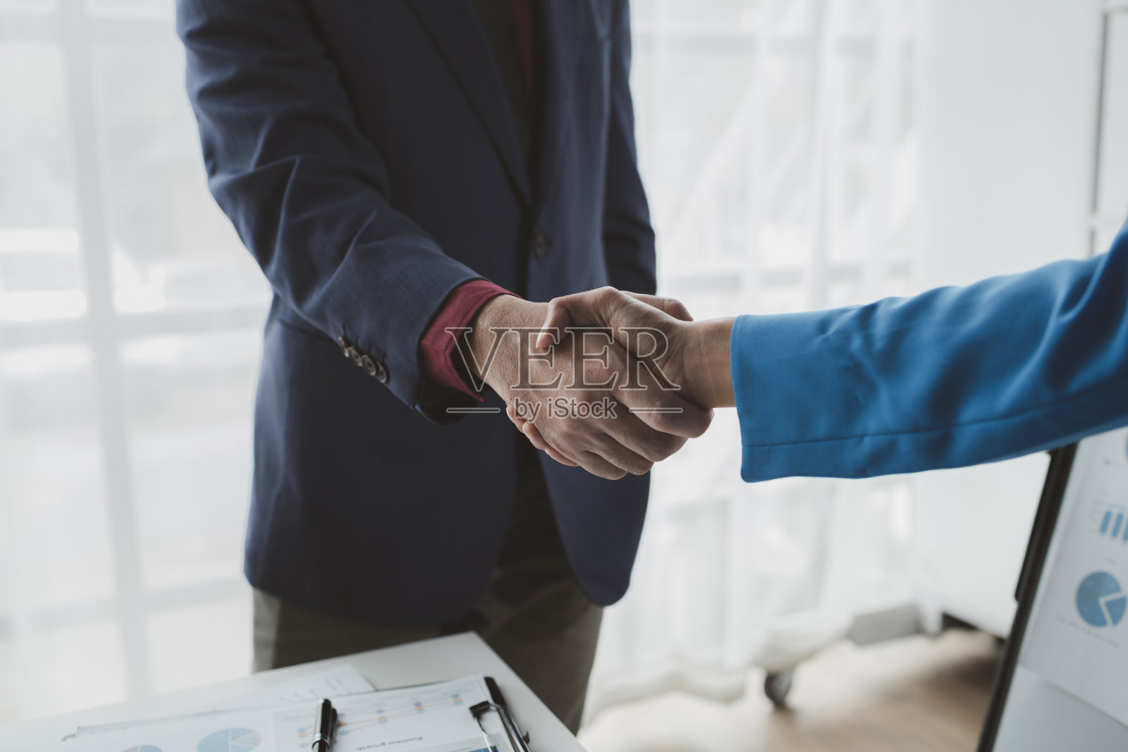 两名商人在联席会议后握手，商业风险握手敬礼，商业会议，提出商业想法。合资投资的概念由领导人提出。照片摄影图片