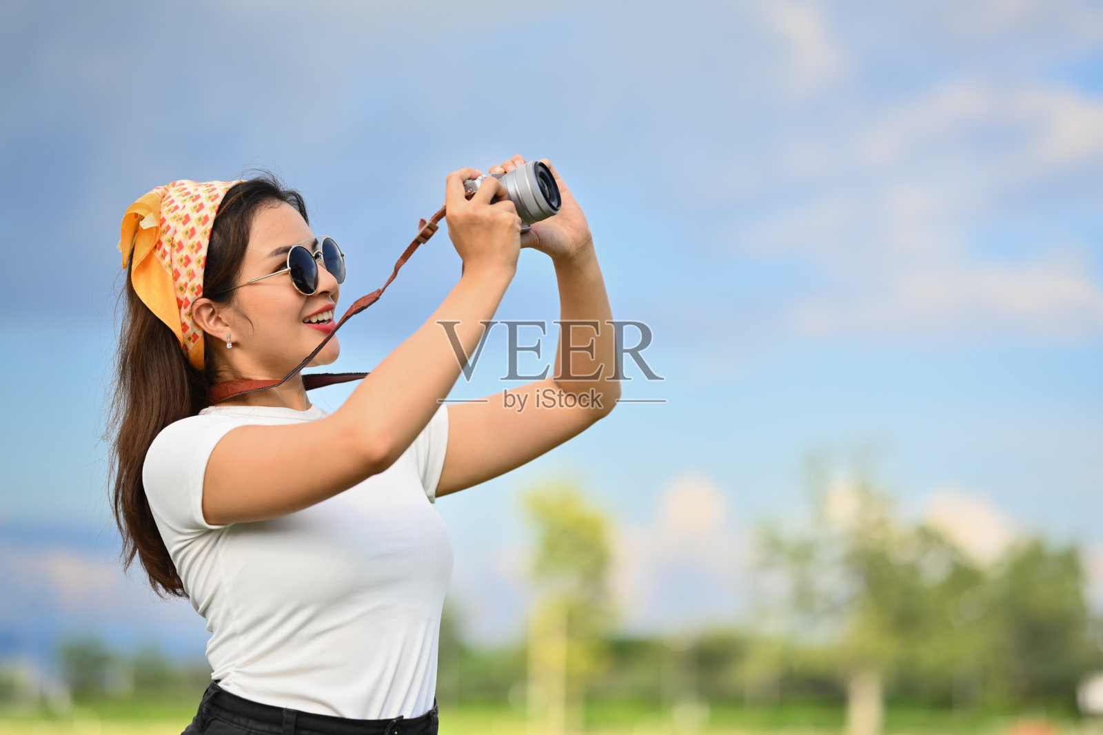 女游客用复古相机拍照，欣赏美丽的大自然照片摄影图片