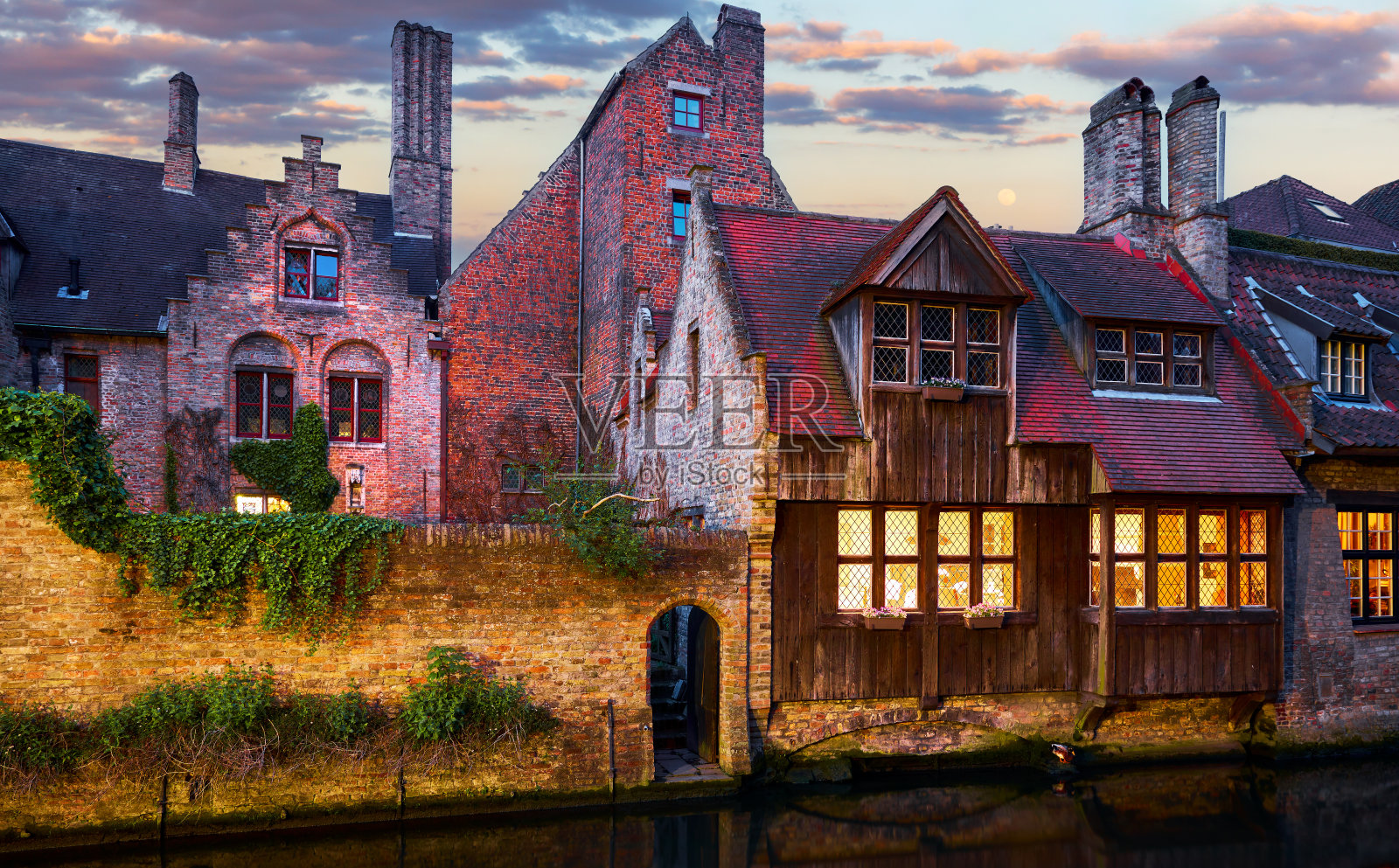 布鲁日。比利时布鲁日运河上的中世纪房屋照片摄影图片