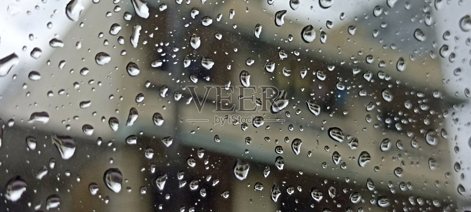 雨打在窗户上照片摄影图片