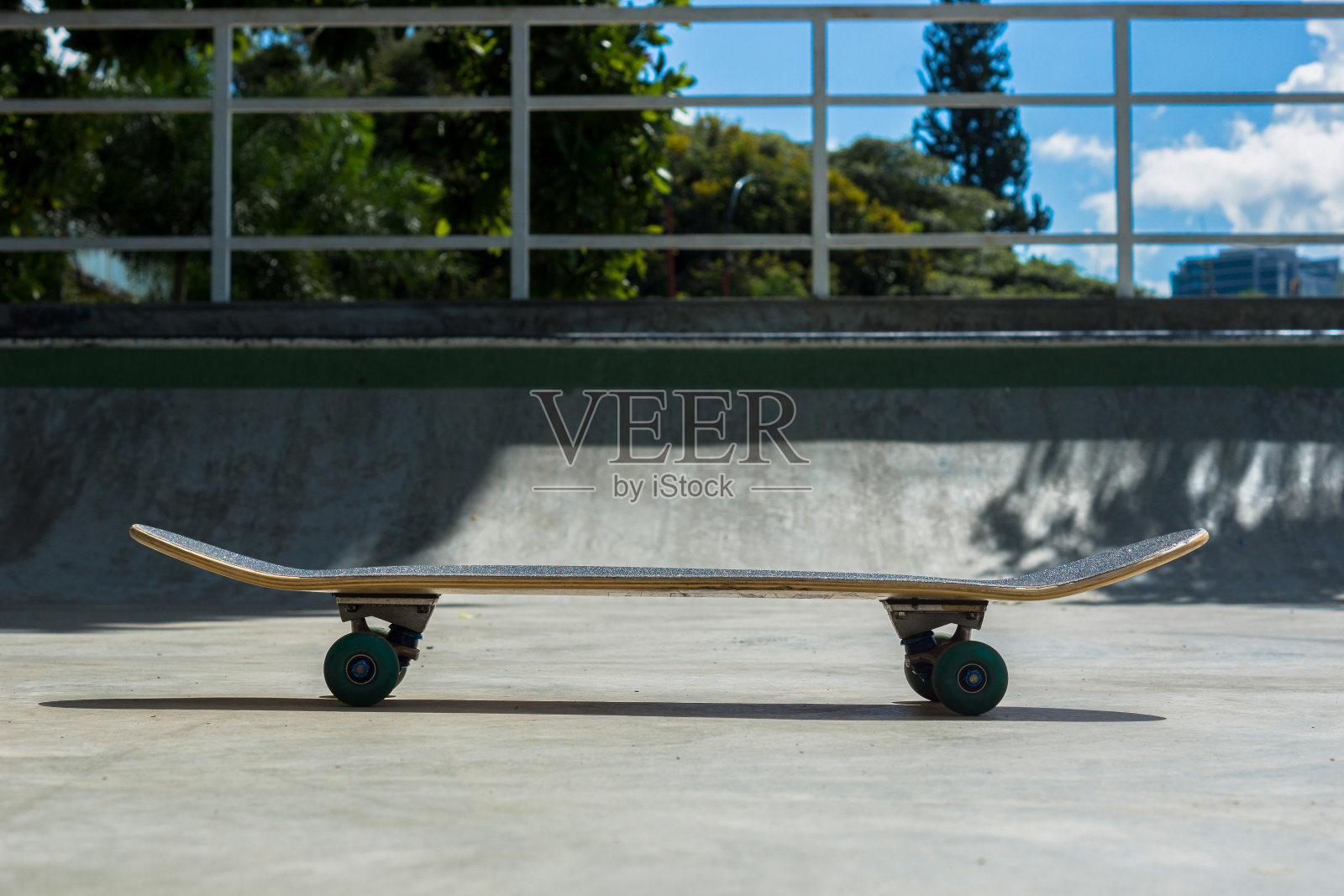 滑板公园里的滑板，背景是坡道照片摄影图片