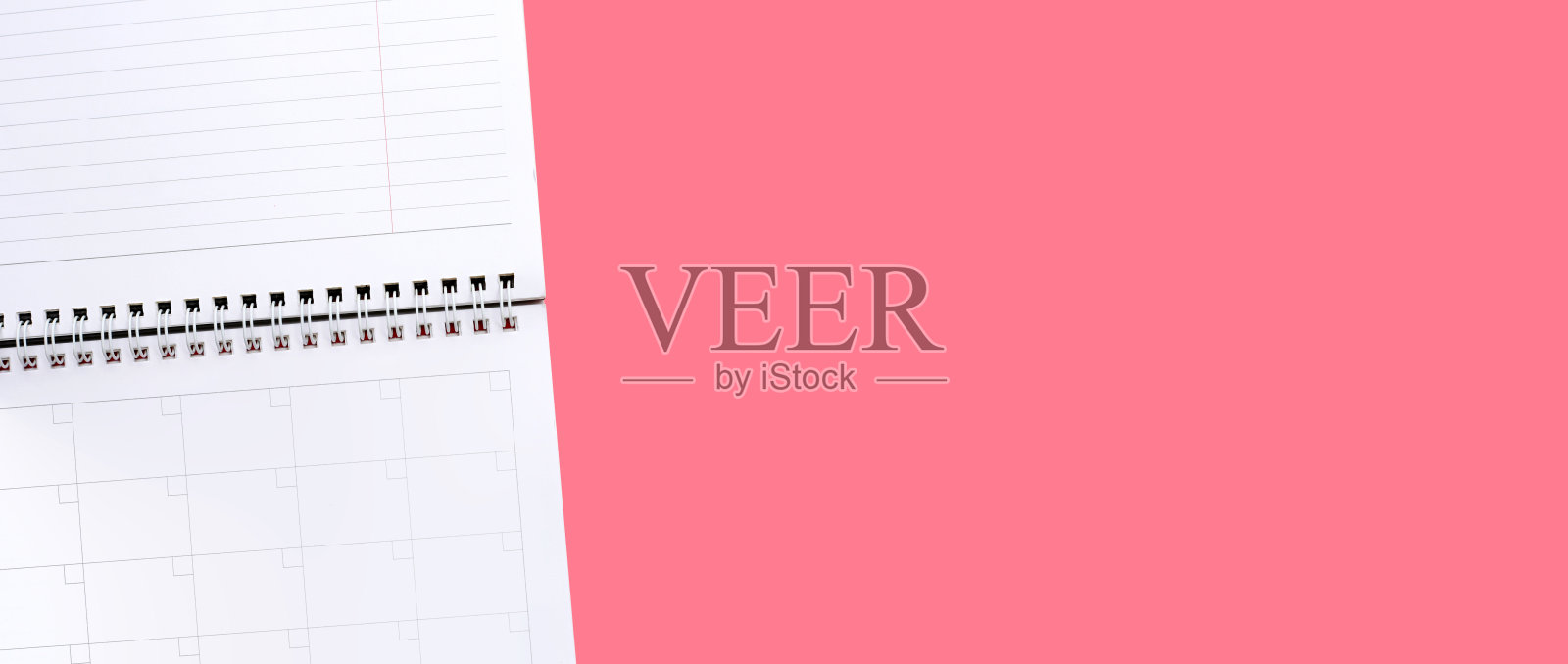 粉红色背景的日历书。工作计划照片摄影图片