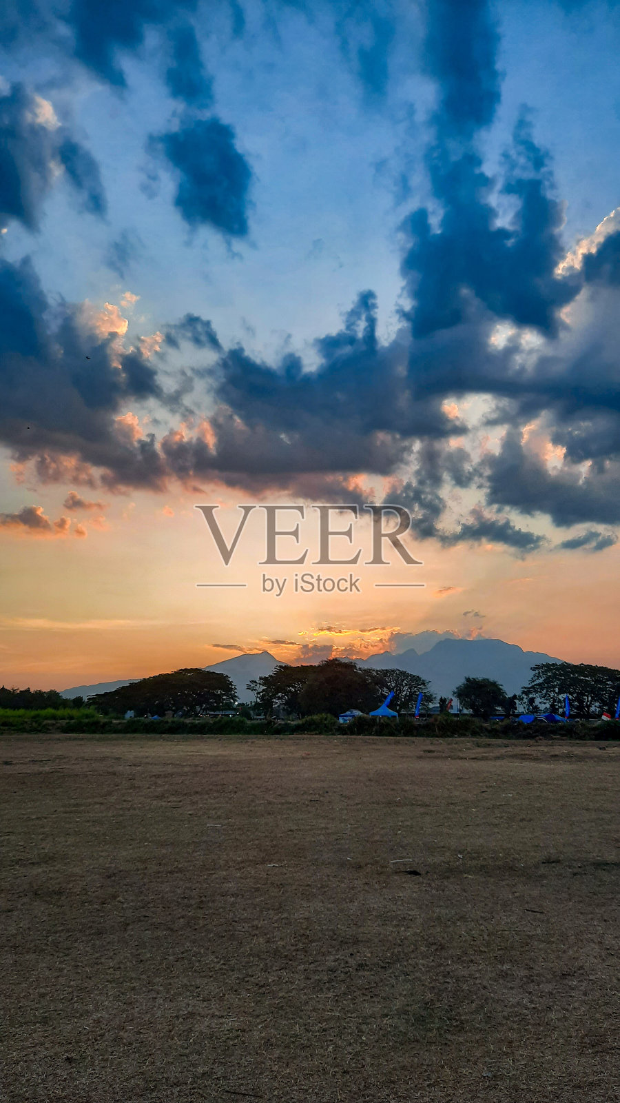 下午的足球场照片摄影图片