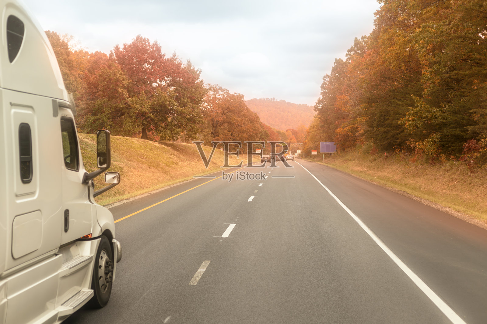 秋天高速公路上的卡车照片摄影图片