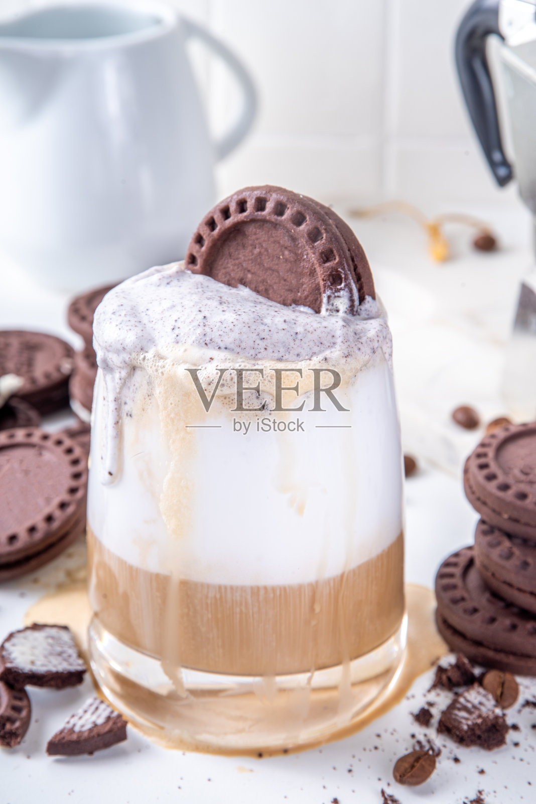 饼干和奶油咖啡拿铁照片摄影图片