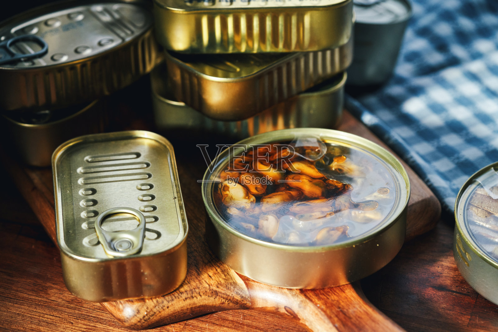 罐头鱼-蓝贻贝在一个锡照片摄影图片