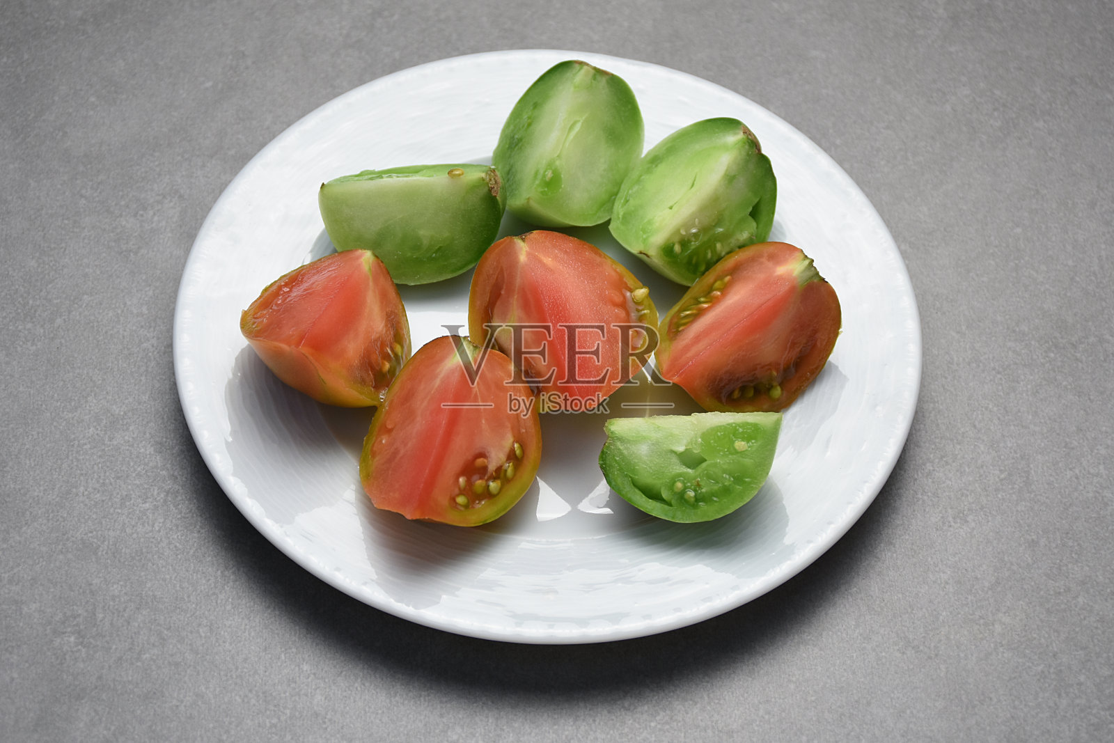 盘子里的番茄片照片摄影图片