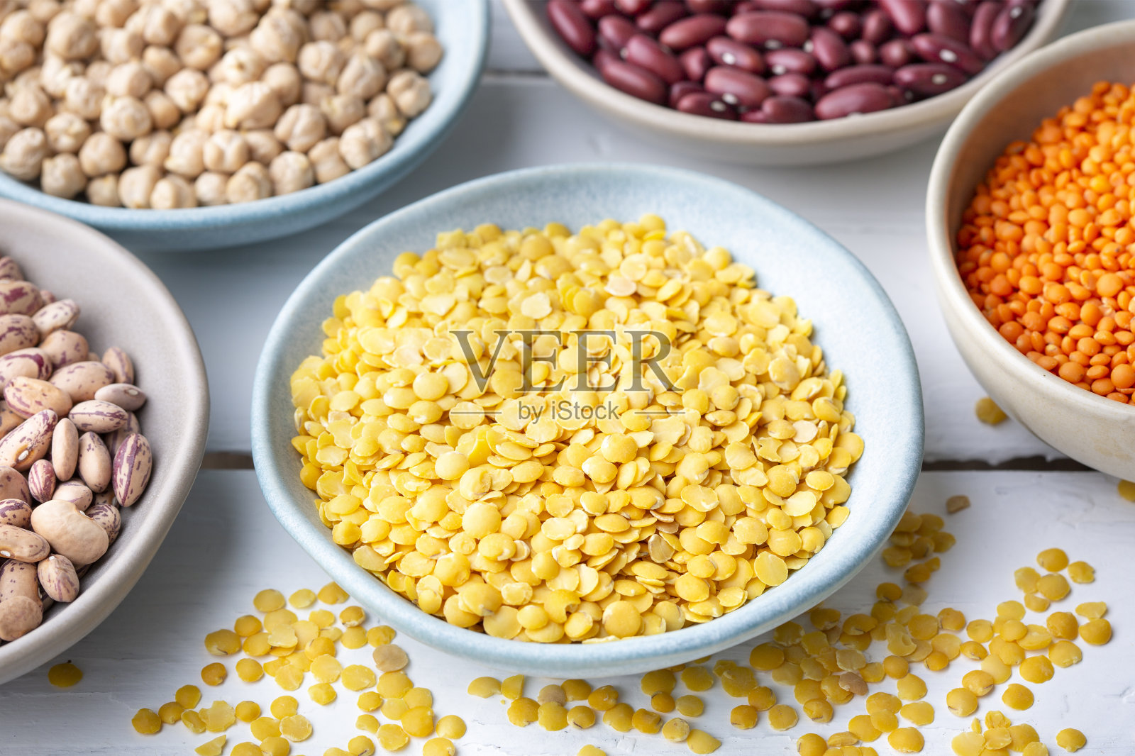 碗里有不同种类的豆类——黄扁豆照片摄影图片