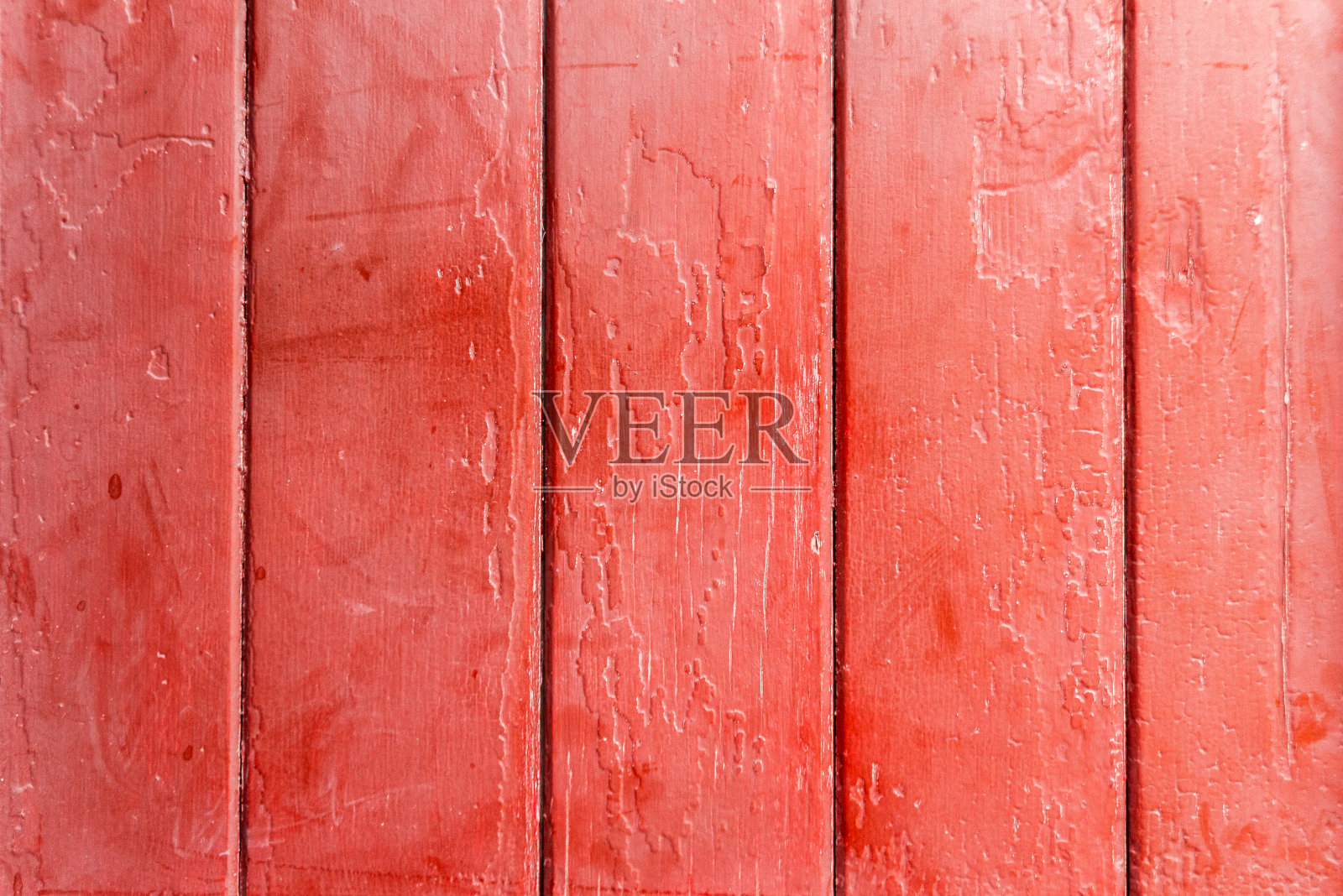 一扇裂开、褪色、饱经风霜的谷仓木门，漆成传统的亮红色照片摄影图片