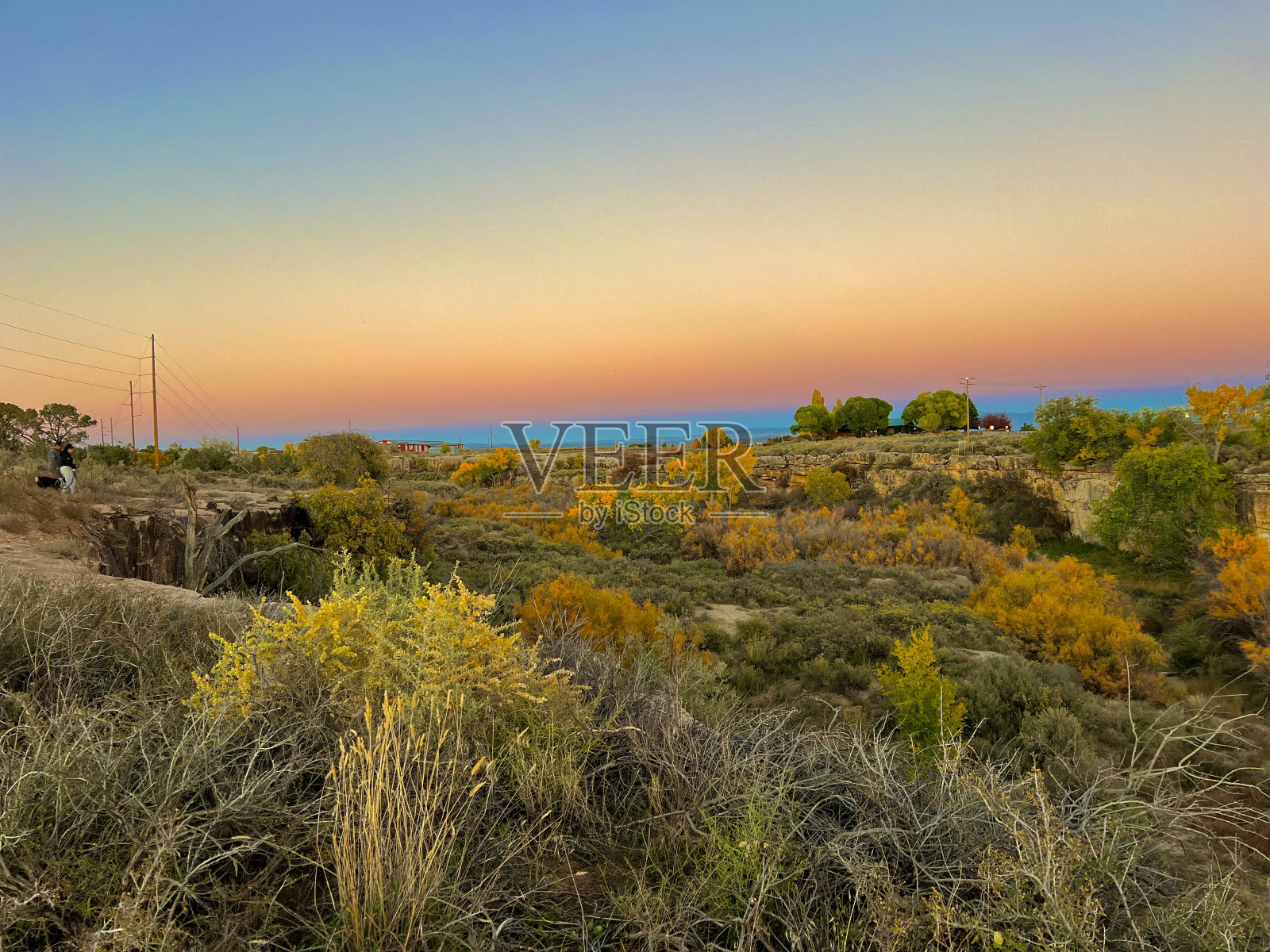 美丽的南科罗拉多自然景观，日落时的秋叶季节，科罗拉多州科尔特斯照片摄影图片