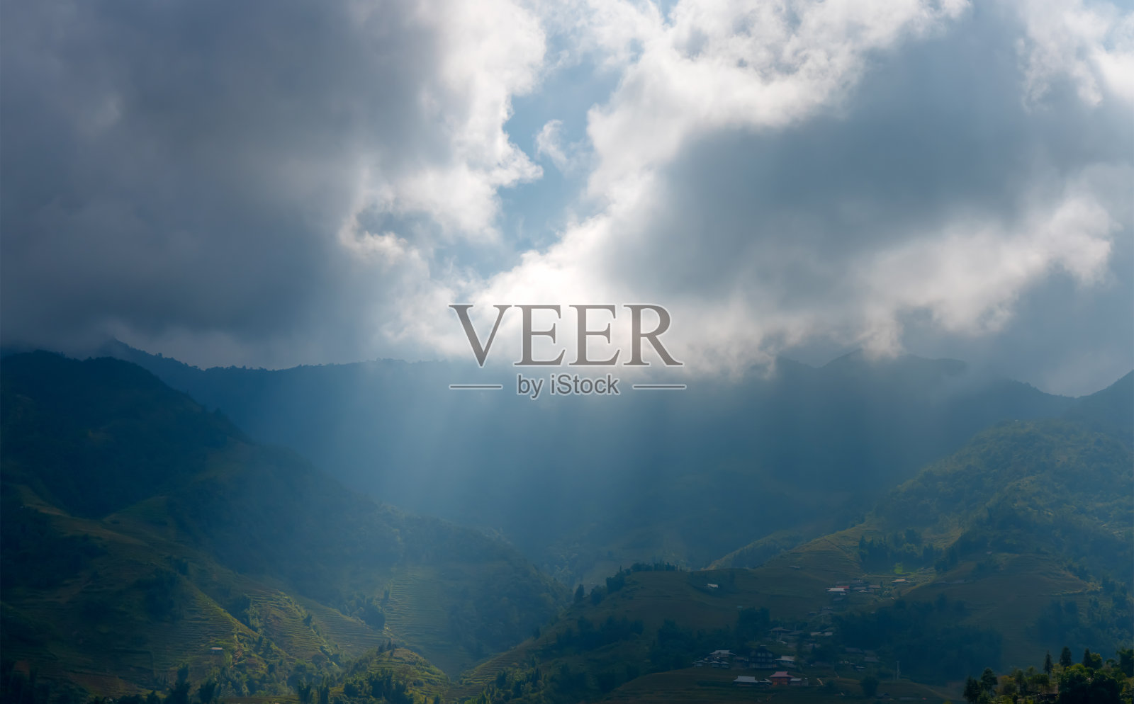 清晨的风景在一个小镇在高原晨雾模糊- SAPA，越南照片摄影图片