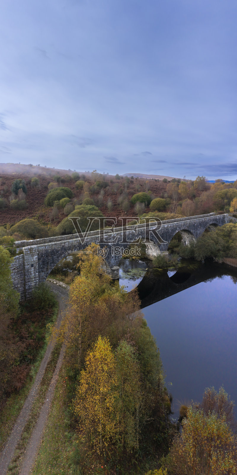 苏格兰一座旧铁路高架桥鸟瞰图照片摄影图片