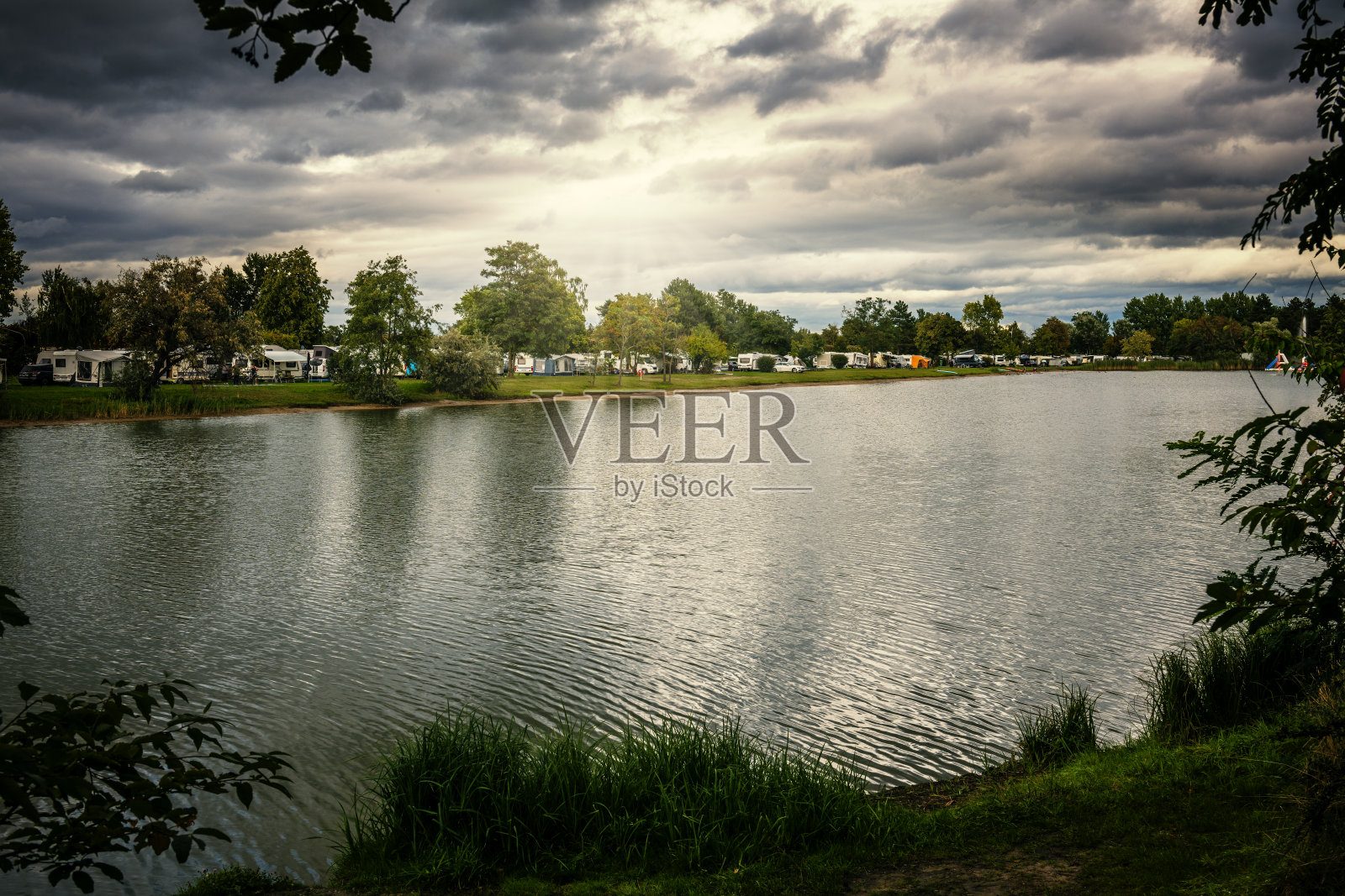 宁静的湖边露营地的夕阳照片摄影图片