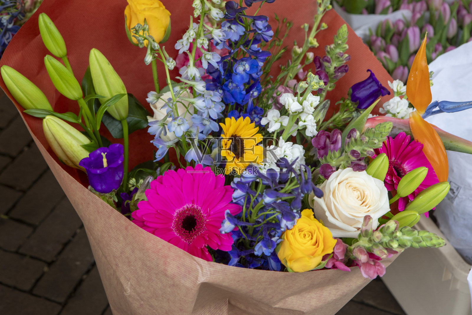 市场摊位上出售的一束混合鲜花照片摄影图片