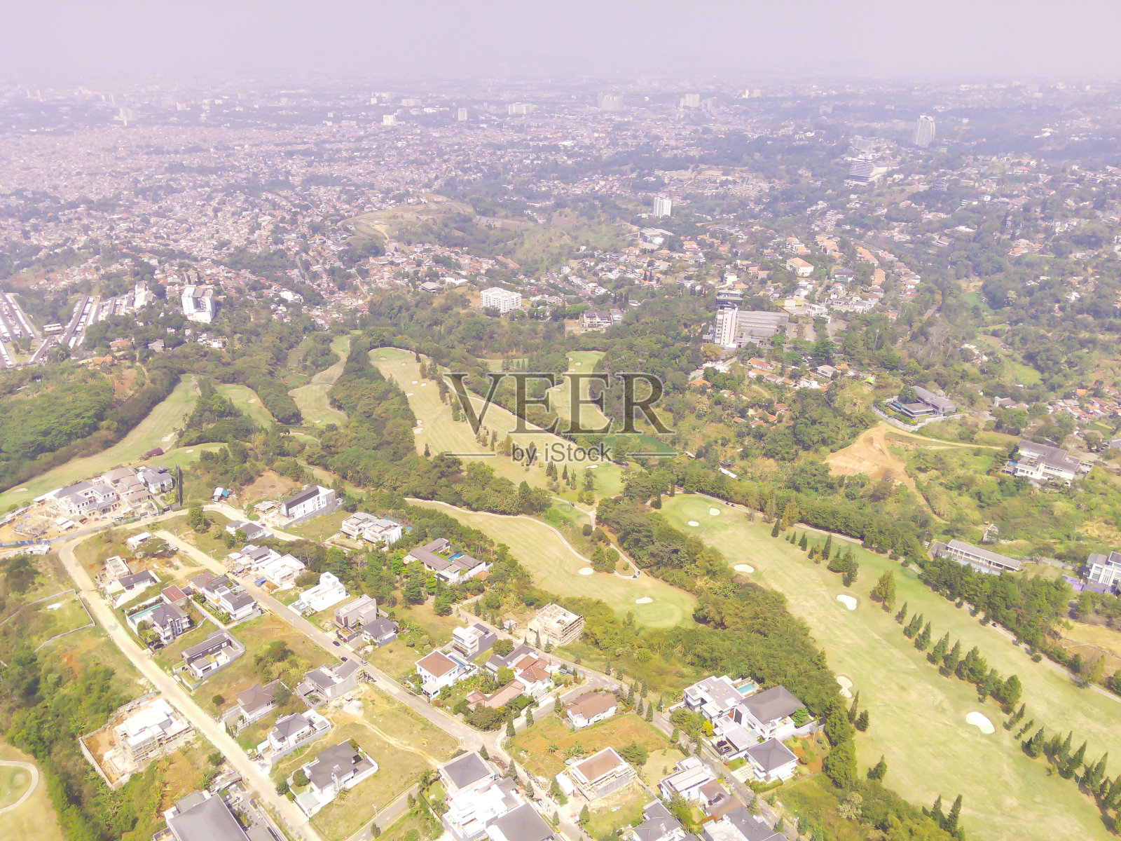 空中高尔夫球场和精英住宅照片摄影图片