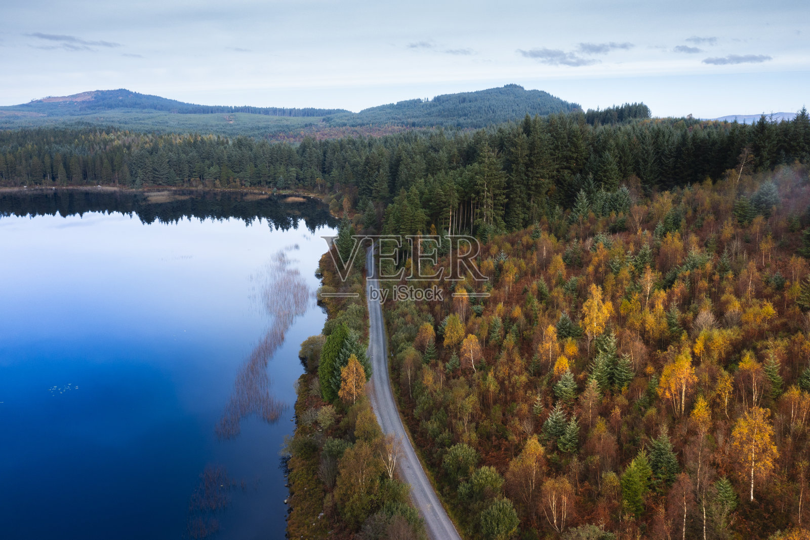 无人机拍摄的苏格兰森林道路和湖泊照片摄影图片