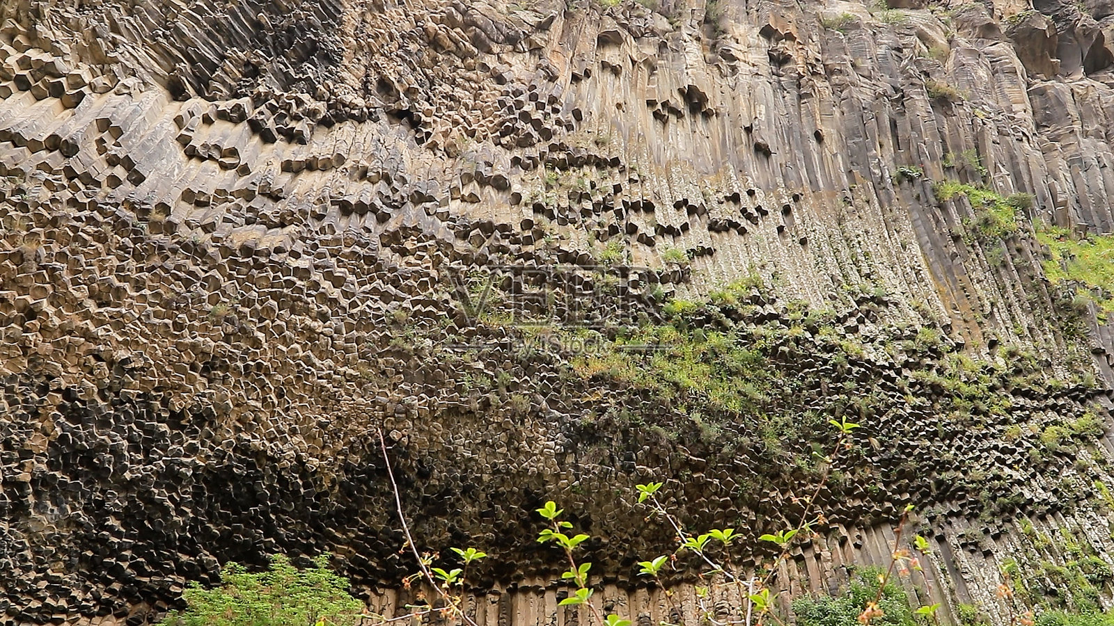 亚美尼亚加尔尼峡谷的垂直悬崖和五边形玄武岩柱。照片摄影图片