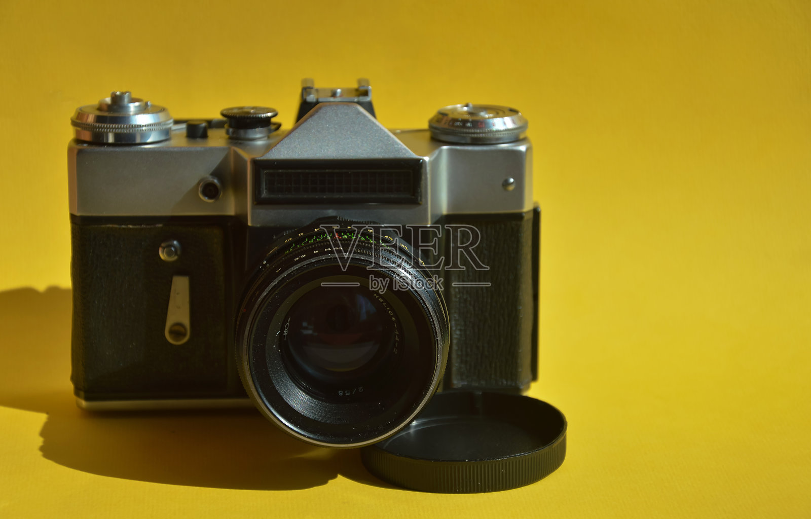 一个旧胶卷相机，一个镜头。古董设备。设计背景照片摄影图片