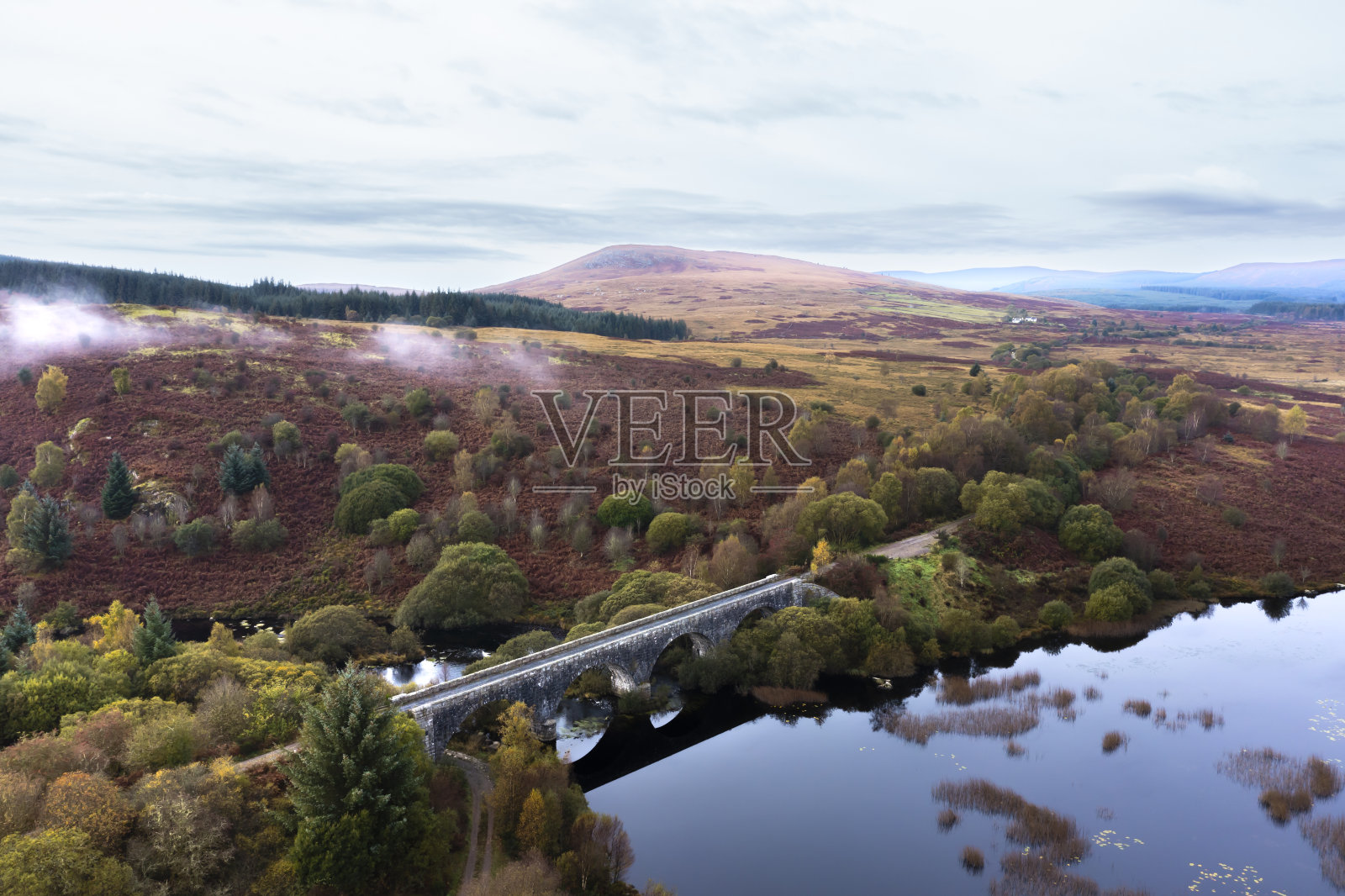 苏格兰一座旧铁路高架桥鸟瞰图照片摄影图片