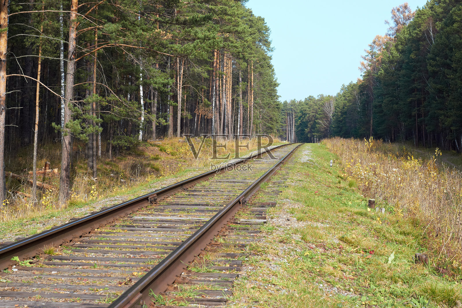 铁路轨道、钢轨，为列车的运动方向照片摄影图片