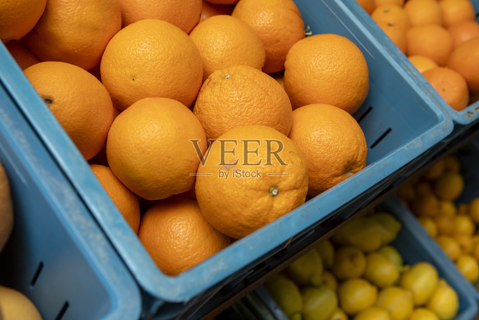 蓝色塑料箱里的桔子照片摄影图片