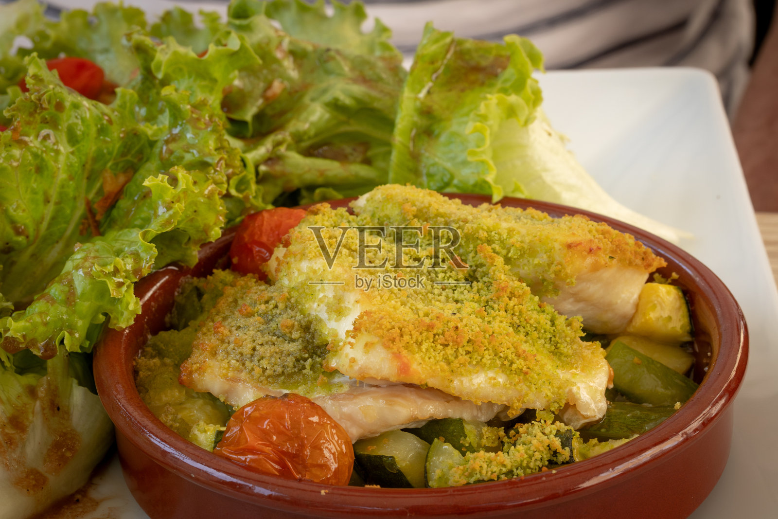 涂有香蒜沙司的鱼片照片摄影图片