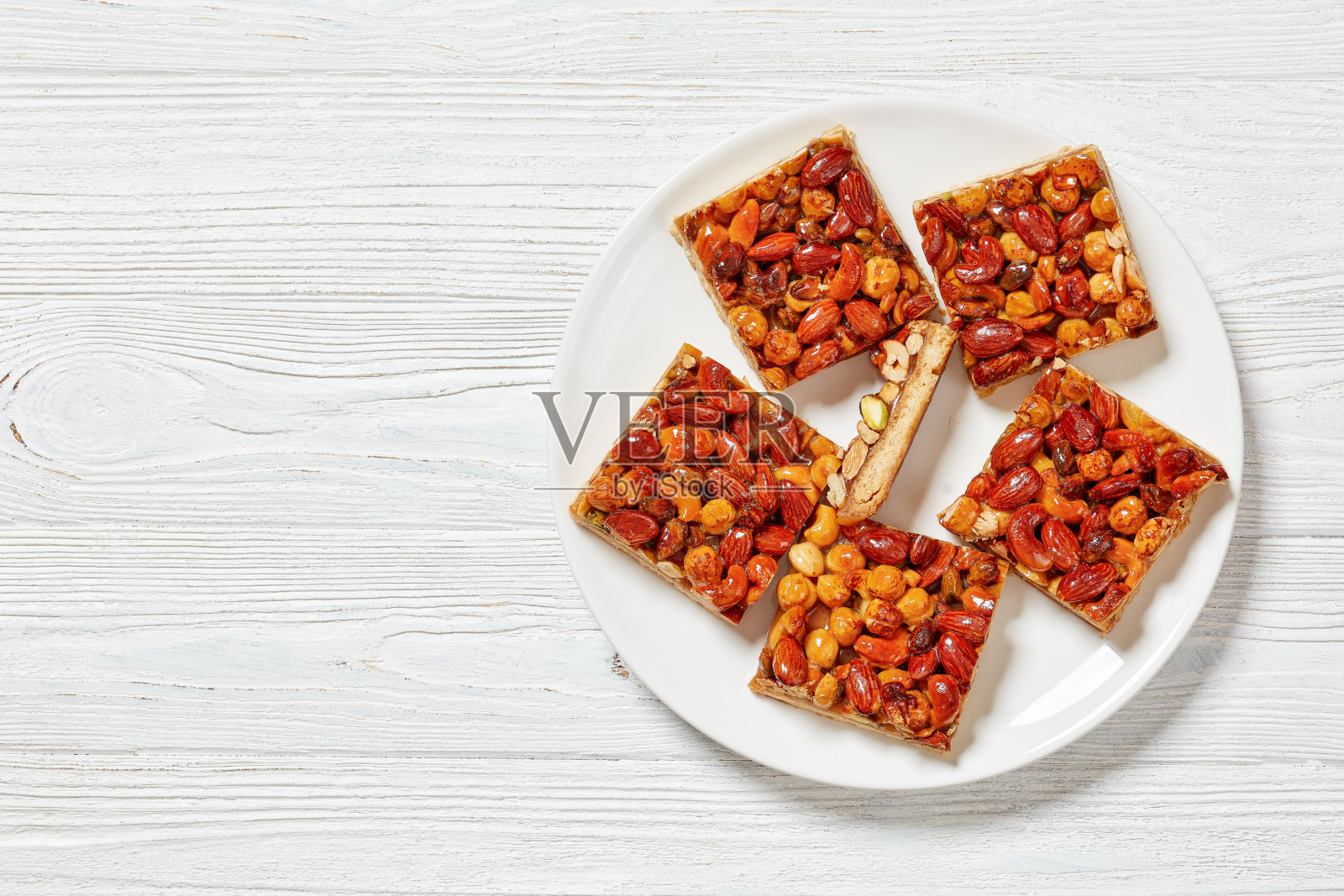 太妃糖混合坚果酥饼条白色盘子照片摄影图片