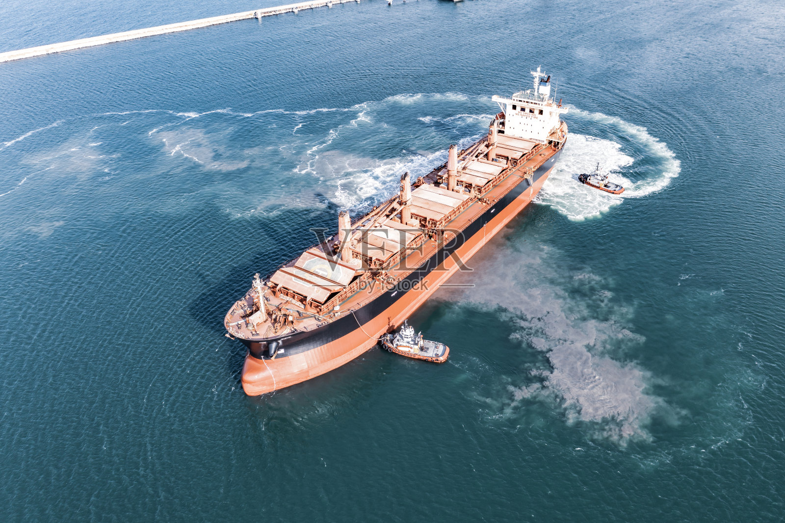 运输中的杂货船鸟瞰图。照片摄影图片