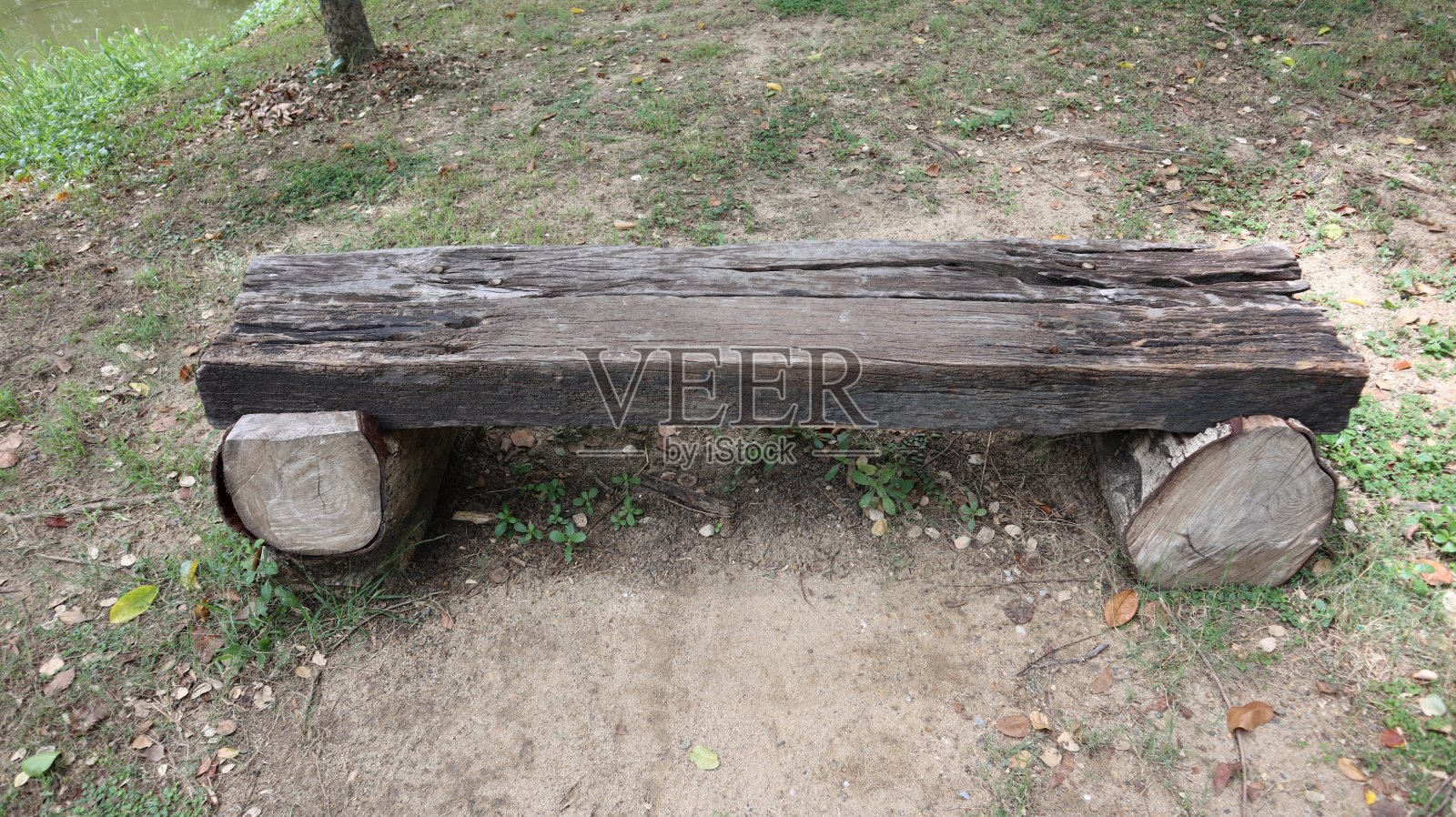 长板凳用木板和圆木做成的长板凳照片摄影图片