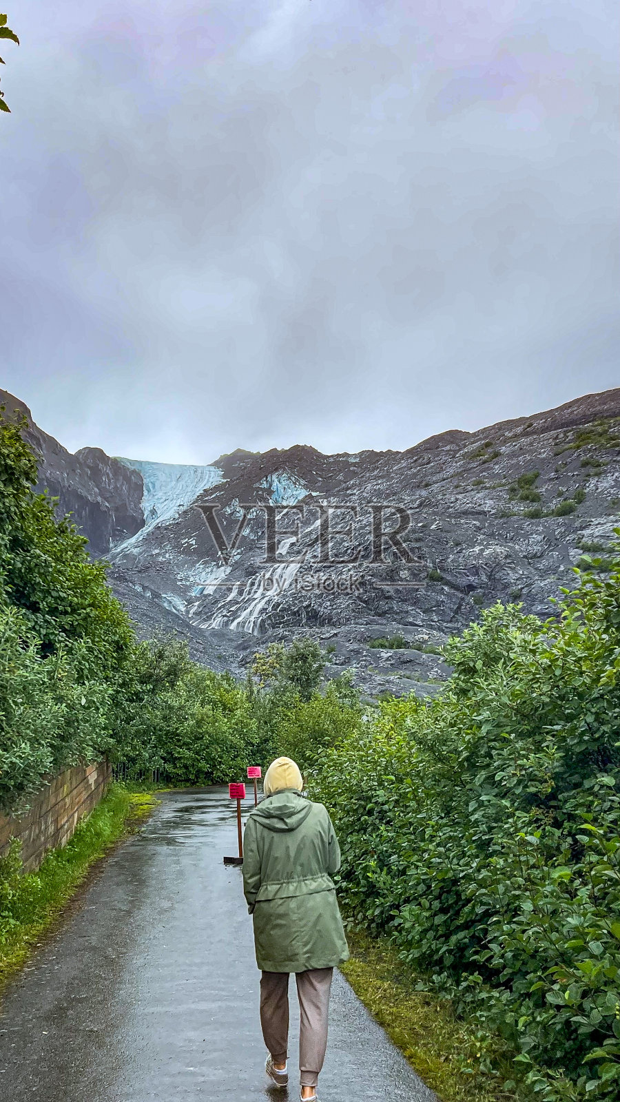 一位老年妇女在瓦尔迪兹附近的阿拉斯加沃辛顿冰川散步照片摄影图片
