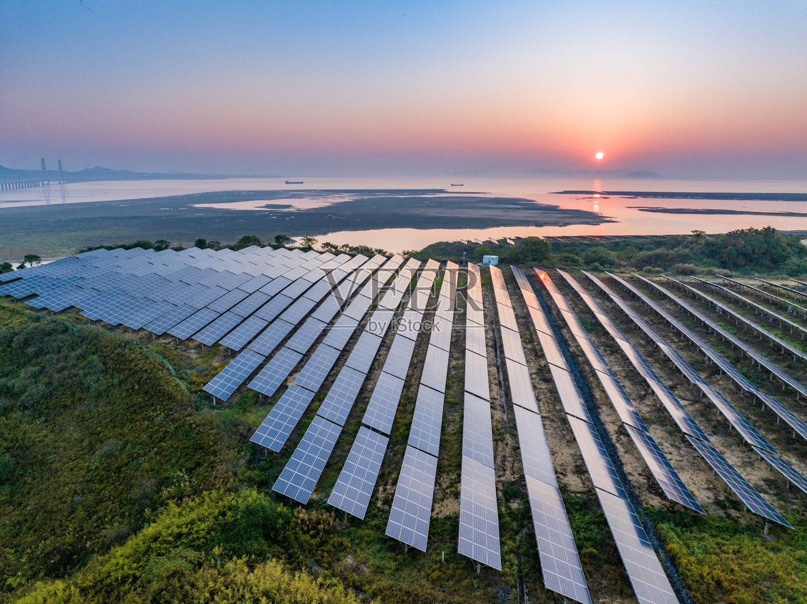 太阳能电池板和风力发电设备照片摄影图片