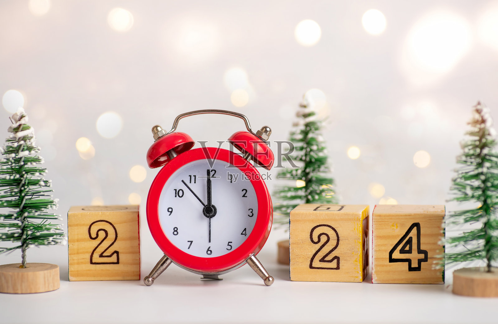 2024年的新年标志和接近午夜的时钟照片摄影图片