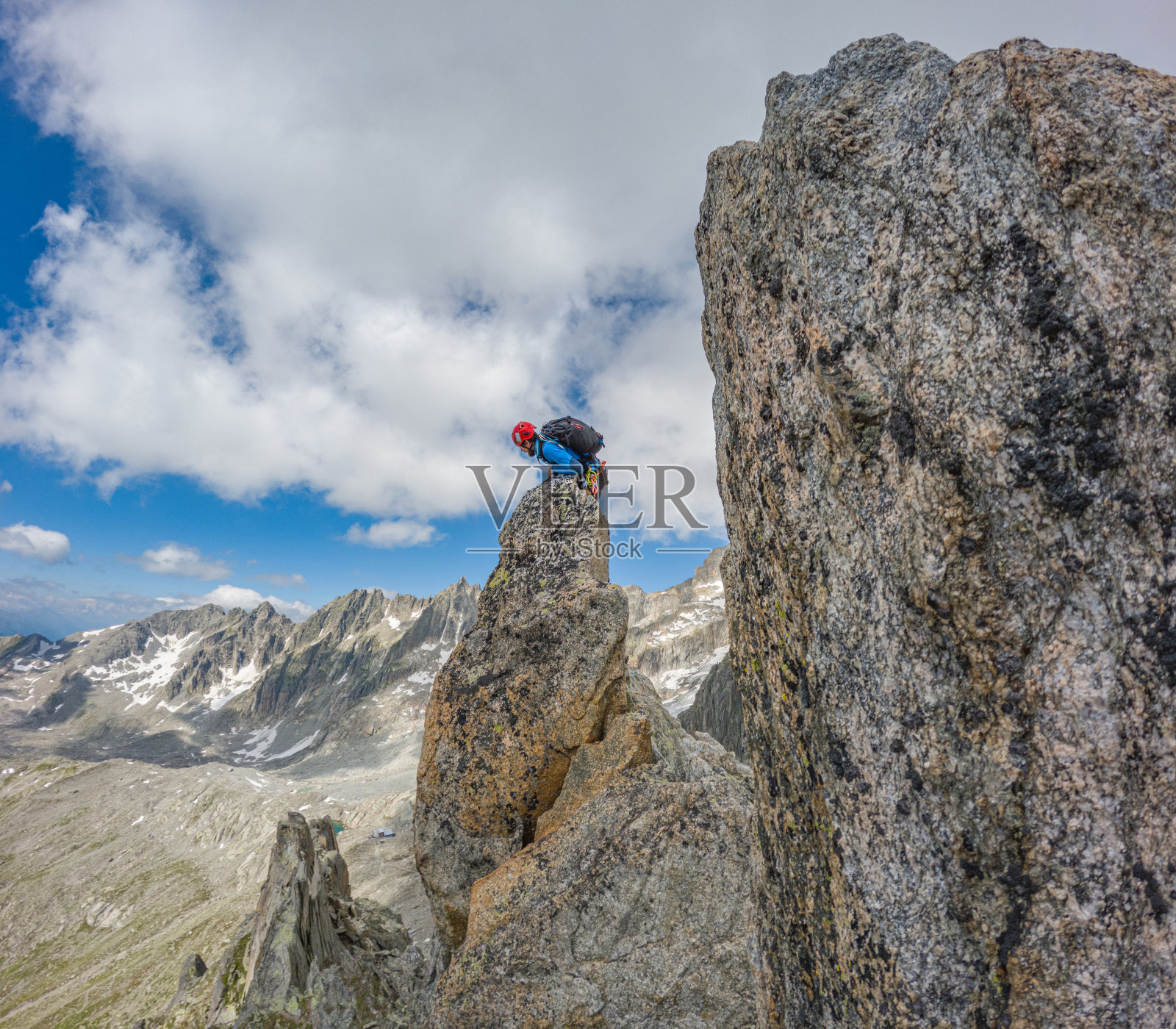男登山运动员到达高山顶照片摄影图片
