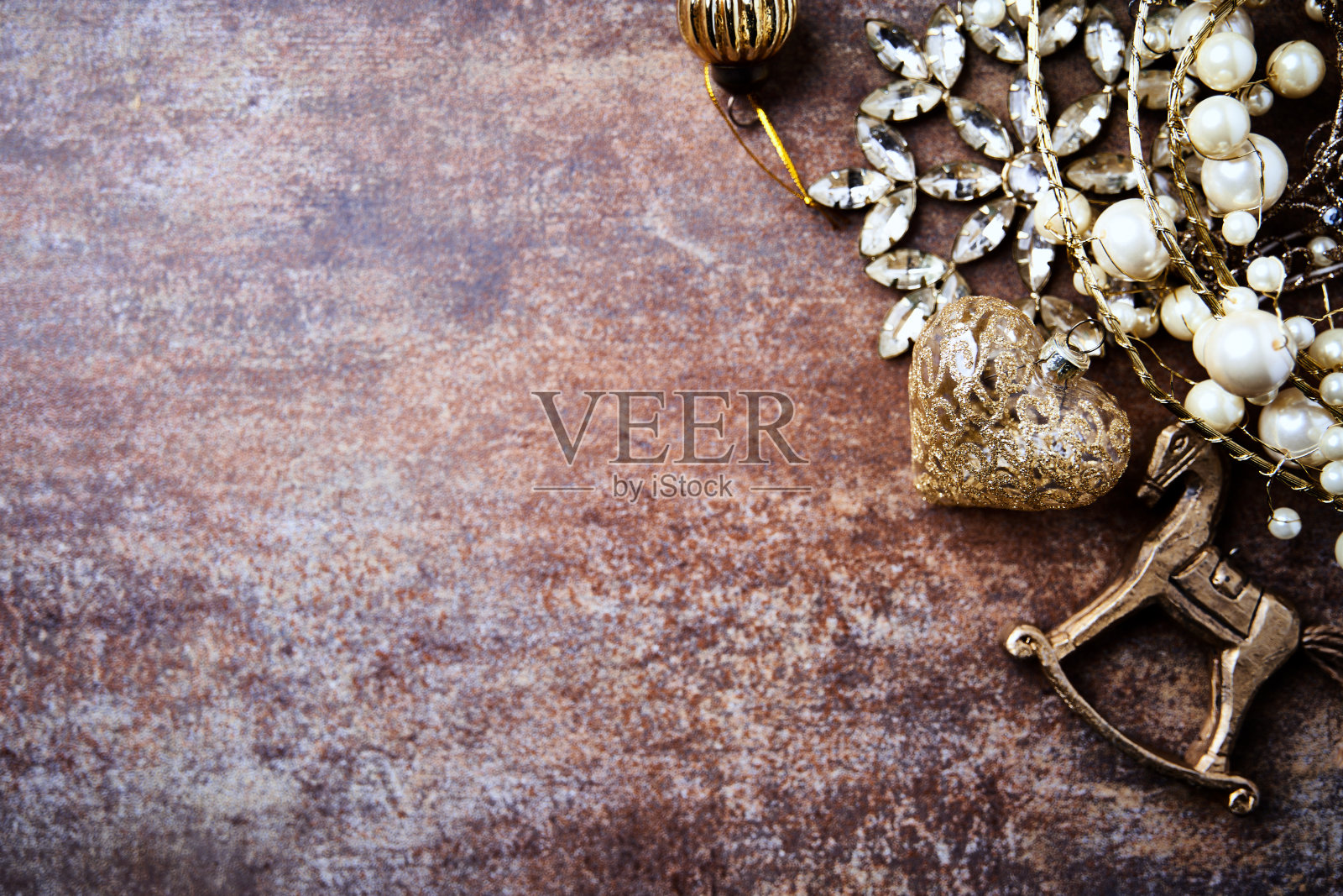 圣诞装饰在质朴的石头背景。软的焦点。前视图。副本的空间。照片摄影图片