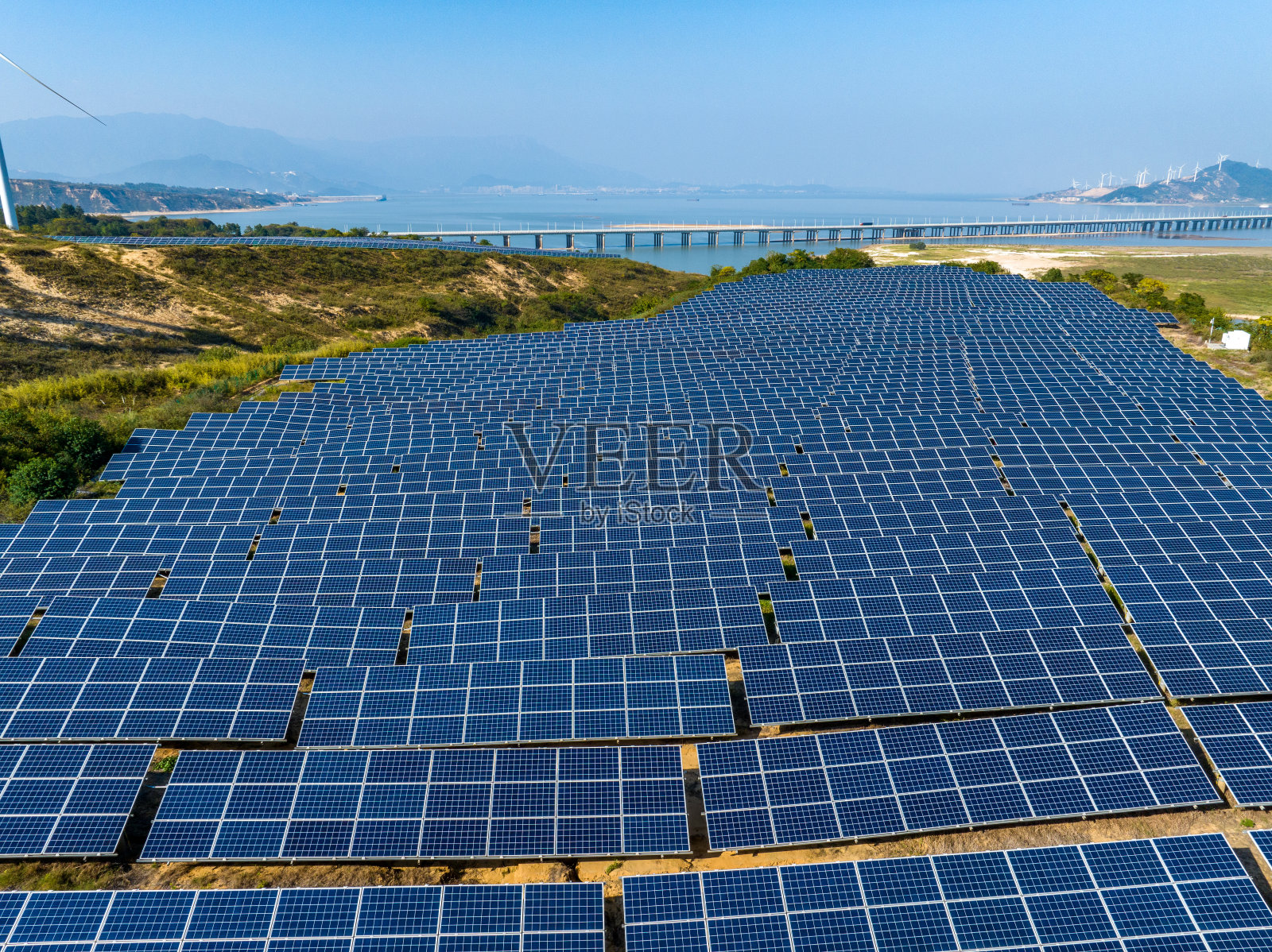 太阳能电池板和风力发电设备照片摄影图片