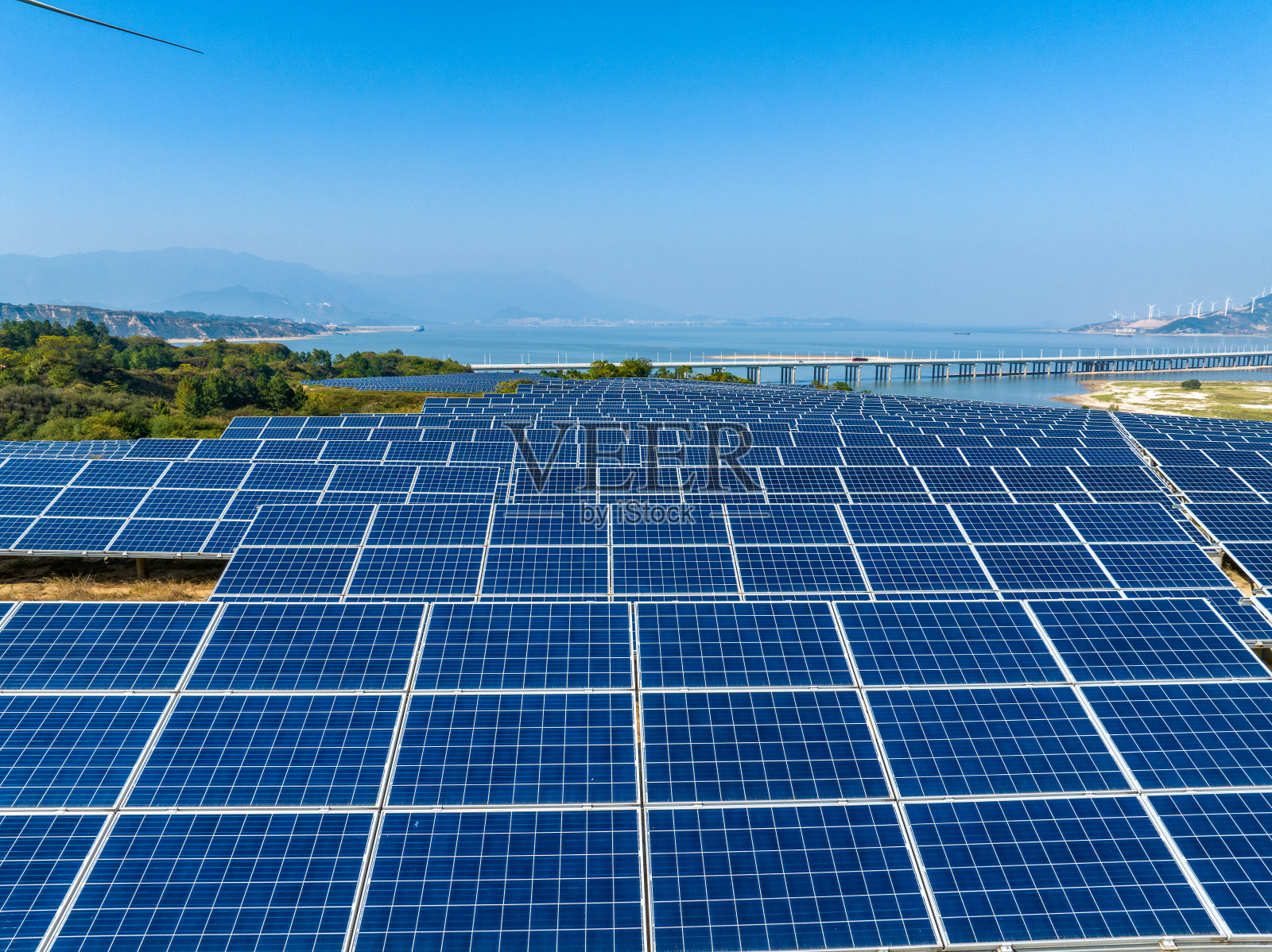 太阳能电池板和风力发电设备照片摄影图片