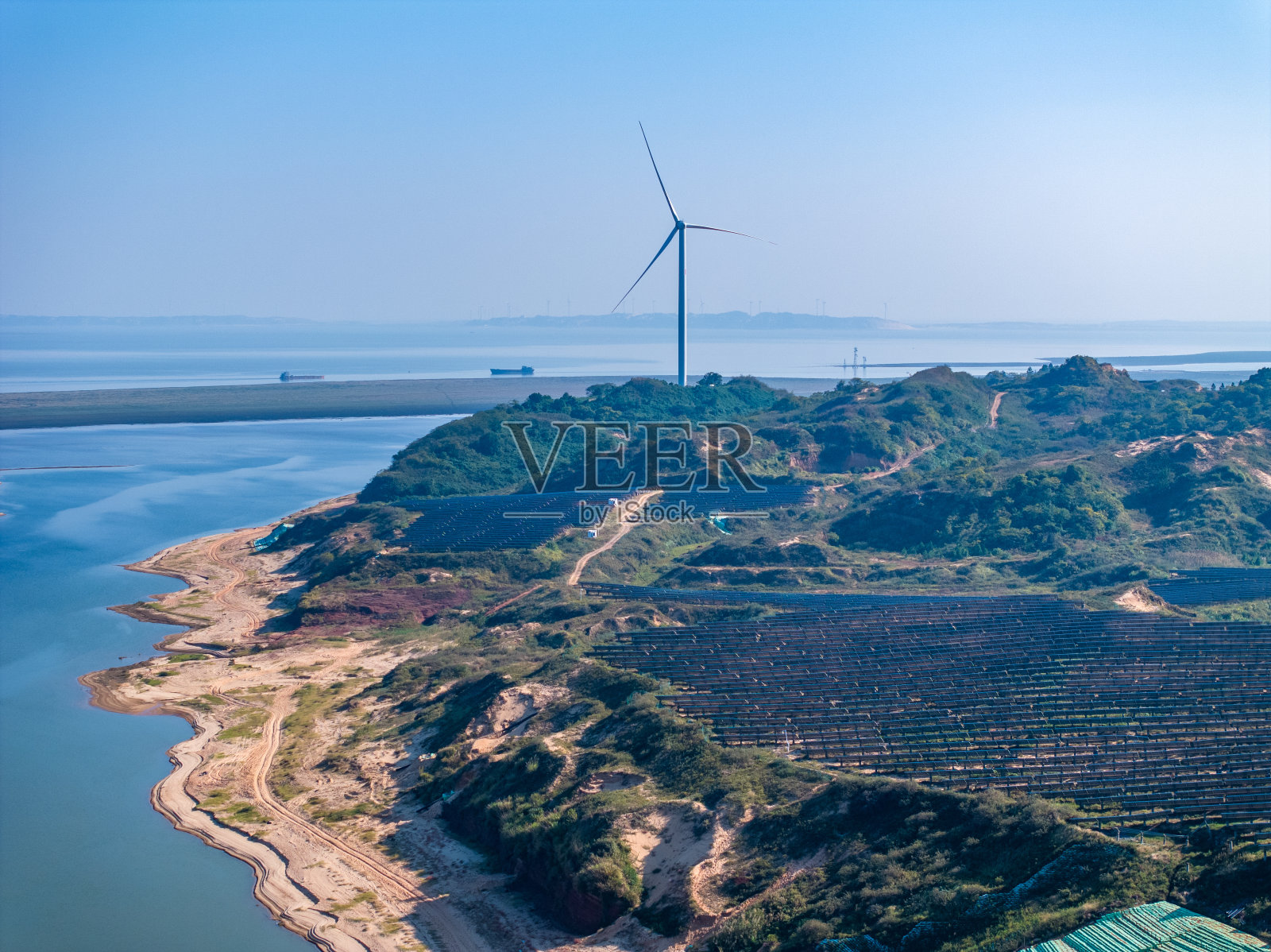 太阳能电池板和风力发电设备照片摄影图片